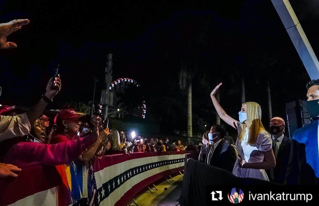 ドナルド・トランプさんのインスタグラム写真 - (ドナルド・トランプInstagram)「#Repost @ivankatrump  ・・・ ¡Gracias Miami! 🌴☀️」10月28日 15時33分 - realdonaldtrump