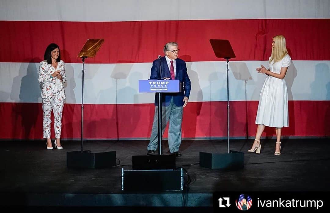 ドナルド・トランプさんのインスタグラム写真 - (ドナルド・トランプInstagram)「#Repost @ivankatrump  ・・・ ¡Gracias Miami! 🌴☀️」10月28日 15時33分 - realdonaldtrump