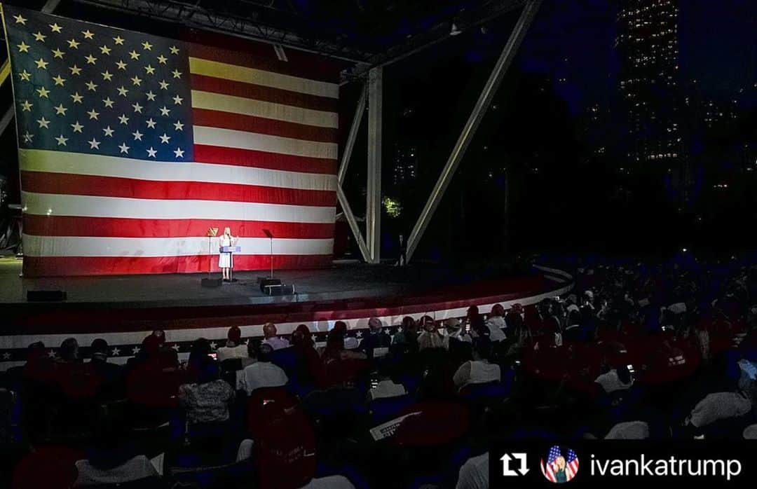 ドナルド・トランプさんのインスタグラム写真 - (ドナルド・トランプInstagram)「#Repost @ivankatrump  ・・・ ¡Gracias Miami! 🌴☀️」10月28日 15時33分 - realdonaldtrump