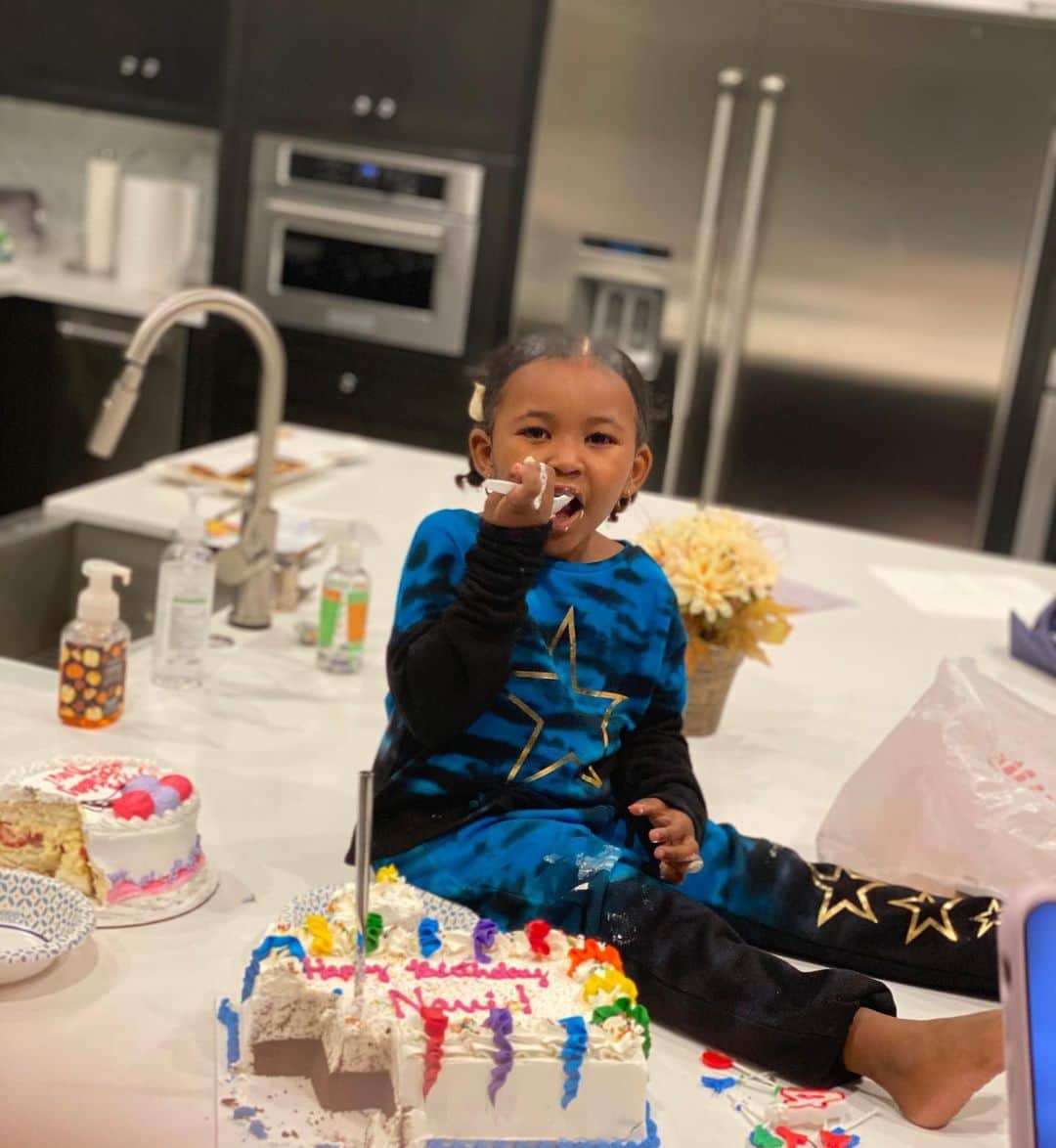 ニック・ヤングのインスタグラム：「My lil navi had 3 cakes lol  happy birthday lil mama @navibaby_」
