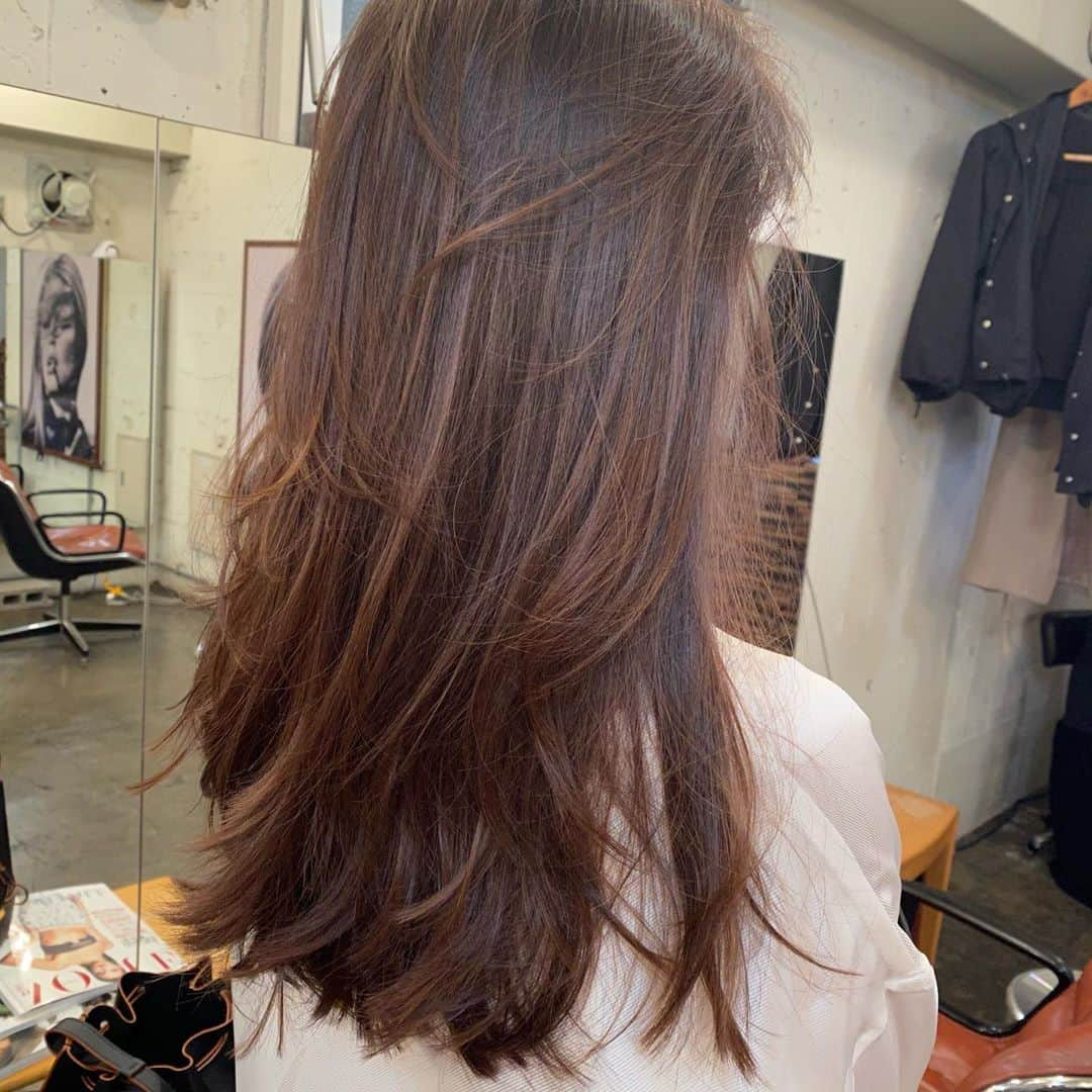 滝沢眞規子さんのインスタグラム写真 - (滝沢眞規子Instagram)「気がつけば3ヶ月ぶりにCUT✂️ 私は髪の毛にマメさが足りない😅 それでもちょっと切るだけで気持ちが変わるんだから不思議。 @hiramotokeiichi さんありがとうございました✌️ サロンは @glams__official 。 よく質問を頂くヘアカラーは別のところでやってもらっていますが、これまた3ヶ月ぶりくらいに行ってたので、次のYouTubeでご紹介します😊ぜひ❤️」10月28日 15時38分 - makikotakizawa