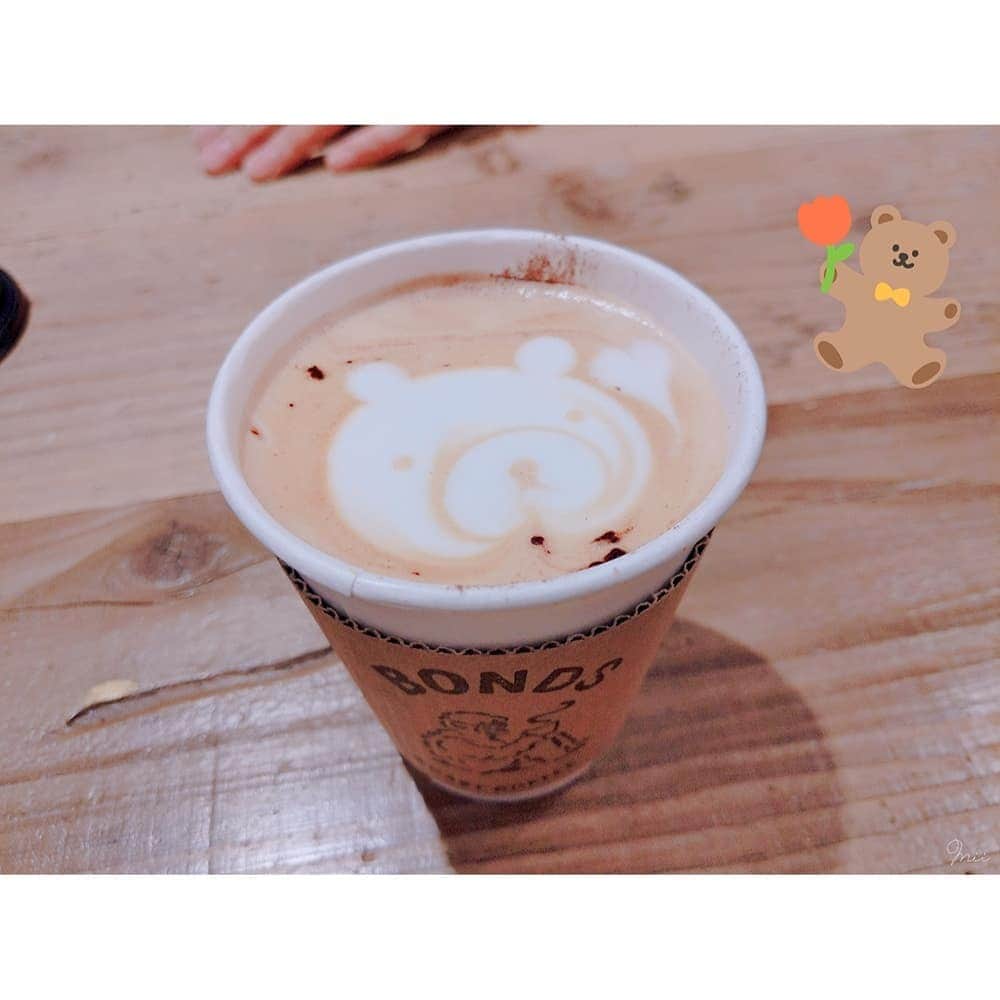 片瀬美月のインスタグラム：「🧸💕☕ * * * だいすきなコーヒーショップにひさしぶりに！ 仲良くしてもらってるお姉さんがラテアートで くまちゃんにしてくれました🧸 「今日はクマです♡」 って出してくれて可愛すぎた… * * * 🧸💕☕ #コーヒー  #カプチーノ  #カプチーノアート  #ラテアート  #bondsroastcoffee  #ratteart  #cappuccino  #coffee」