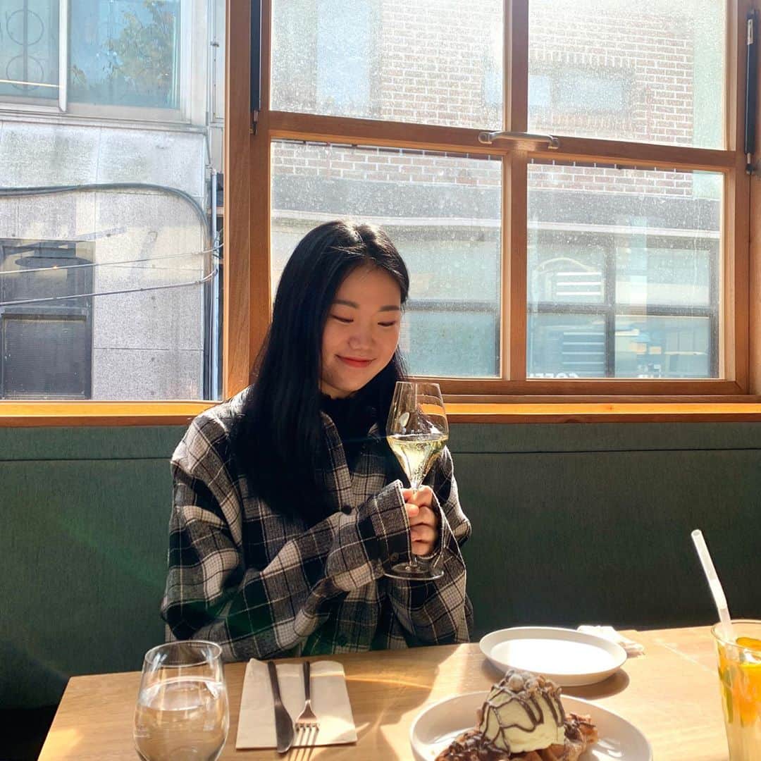 金海珍のインスタグラム：「낮술?🥂😂 #안국역 #카페」