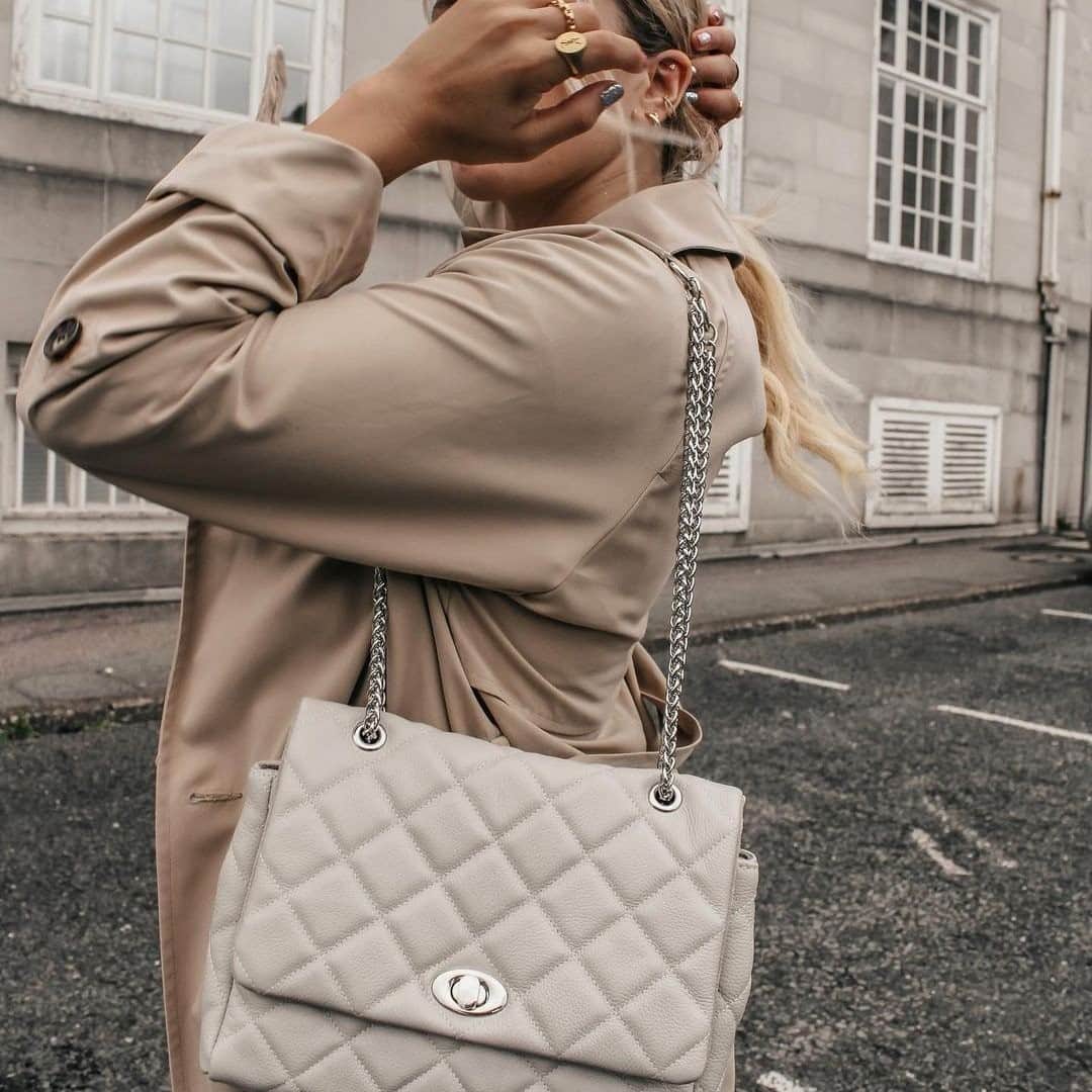 アクセサライズのインスタグラム：「Whatever the weather, we love leather 🤍  📷: @hxrrietday  Tap the link in our bio to shop #Accessorize #Accessorizer #ZbyAccessorize」
