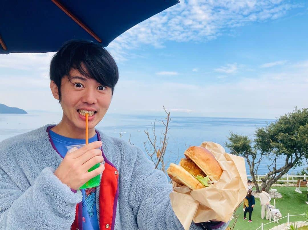 樋口大喜さんのインスタグラム写真 - (樋口大喜Instagram)「メロンソーダとハンバーガー🍔🥤  #FM802 #802RM ☞☎️⚡️ 生まれ故郷から電話レポート！ ありがとうございました。  「道の駅うずしお」  ／ あわじ島オニオンビーフバーガー🧅 ＼  #ひょうご観光本部」10月28日 16時12分 - itsdaikyhiguchi