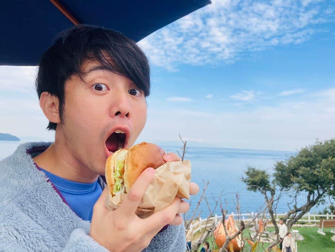 樋口大喜さんのインスタグラム写真 - (樋口大喜Instagram)「メロンソーダとハンバーガー🍔🥤  #FM802 #802RM ☞☎️⚡️ 生まれ故郷から電話レポート！ ありがとうございました。  「道の駅うずしお」  ／ あわじ島オニオンビーフバーガー🧅 ＼  #ひょうご観光本部」10月28日 16時12分 - itsdaikyhiguchi