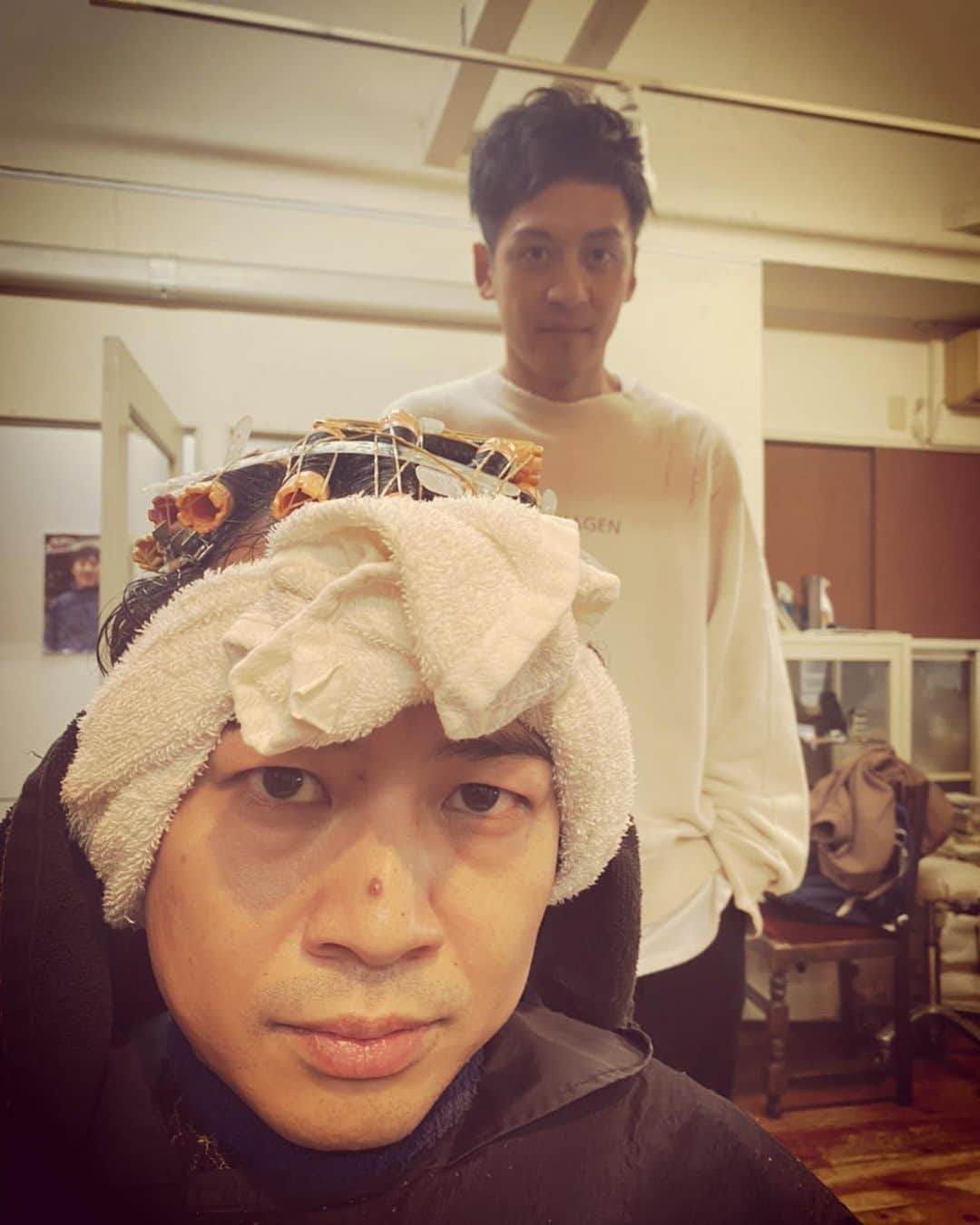 杉本知香さんのインスタグラム写真 - (杉本知香Instagram)「みんないい顔😊😊😊  江崎くん、15年ぶりのパーマ大成功❣️  #中目黒美容室 #とろサーモン村田#とろサーモン #ゆったり感江崎#ゆったり感 #内弁士ごくう  #ペレ草田」10月28日 16時08分 - sugimotoc