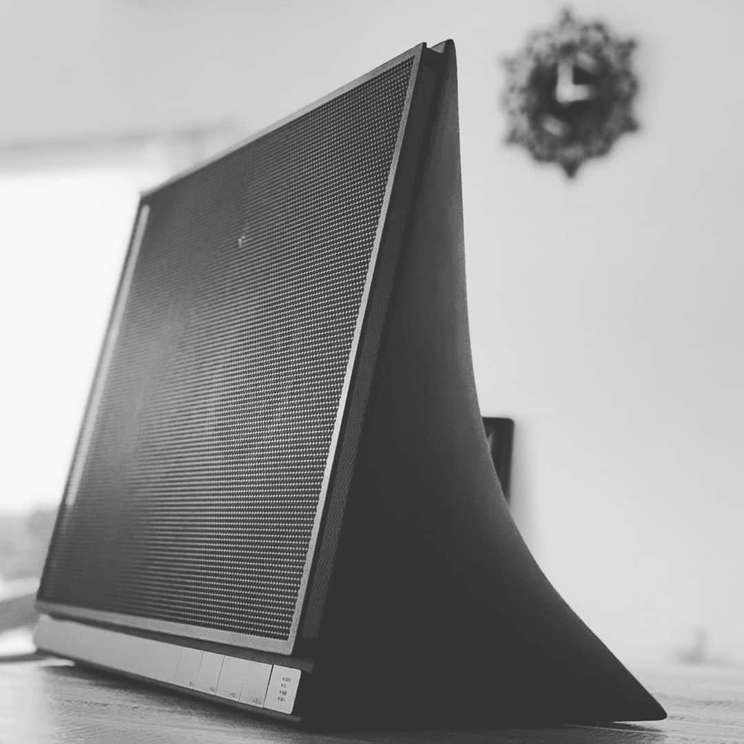 DJ AMIGAのインスタグラム：「我が家に新しいBluetoothスピーカーがやってきた。コンクリートで出来ているので20kg以上あるけど、音良しフォルム良し。コスパ最強スピーカーと思う。 #master&dynamic #masteranddynamic  #speaker  #studiospeakers  #stylishdesign  #dawlife  #djlife」