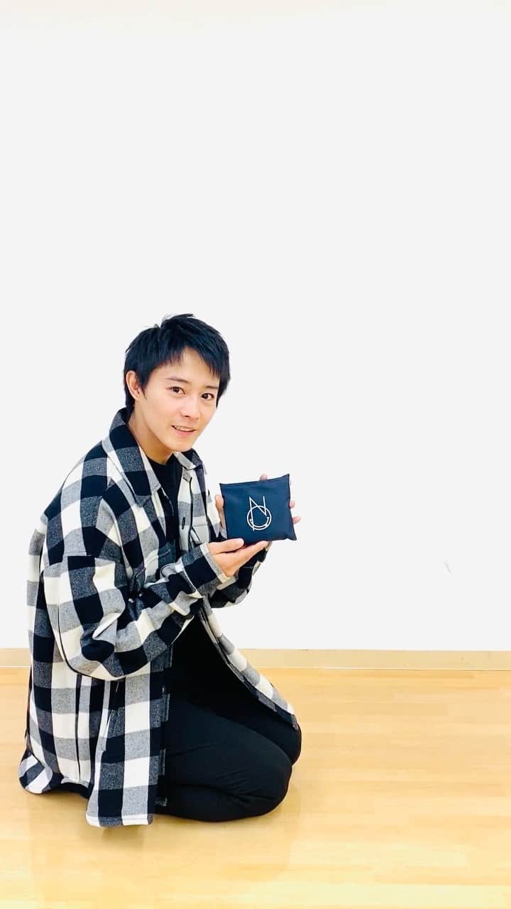 猪野広樹のインスタグラム：「【期間限定】 ｲﾉﾘﾏｽ2020ｸﾞｯｽﾞ特別動画「ｴｺﾊﾞｯｸﾞ折りたたみ講座」です😊 ※本人に代わってｽﾀｯﾌが投稿しております。」