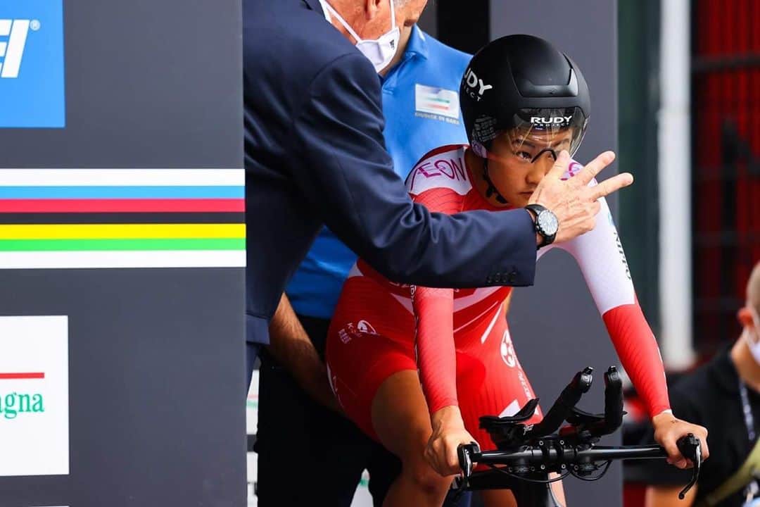 與那嶺恵理のインスタグラム：「Count down to last race of 2020 ⏱ 6-8 November Vuelta in Madrid 🇪🇸 & it means the time to go back Japan 🇯🇵  . . Can’t wait both 🤘🏻Finally 🚴🏻‍♀️💨✈️🇯🇵  . . 📸: @keitsuji いつかの　#今日のエリさん」