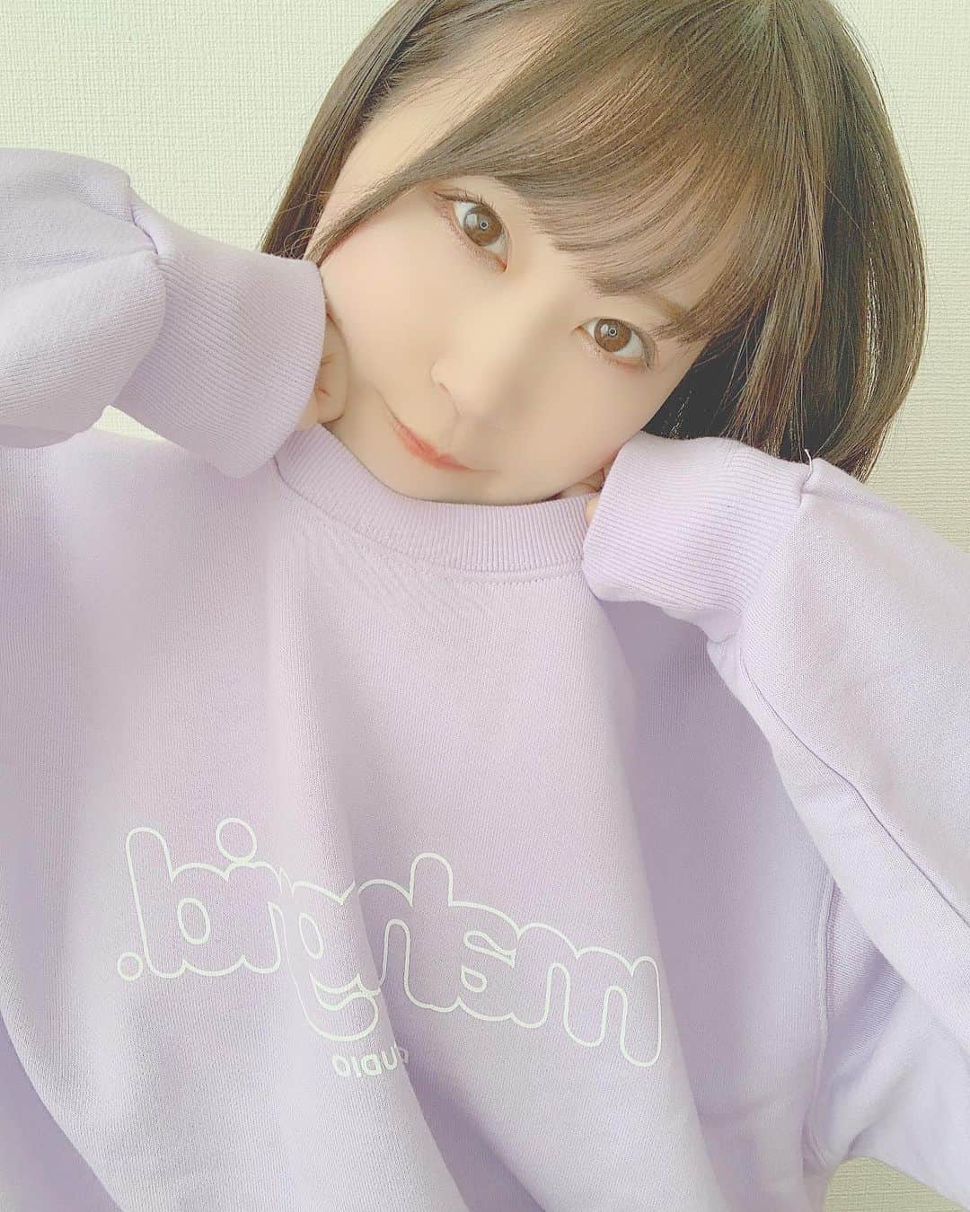 八木沙季のインスタグラム：「🎁🎁 . この可愛いスウェット！！！ モーニング娘。'20の生田さんが プレゼントしてくださいました😭💓 この前一緒にお買い物してたときに 沙季が可愛い！って言って買うか迷ってた服🥺 嬉しいなあああ😢😢 一生宝物にします…🙏✨ .」