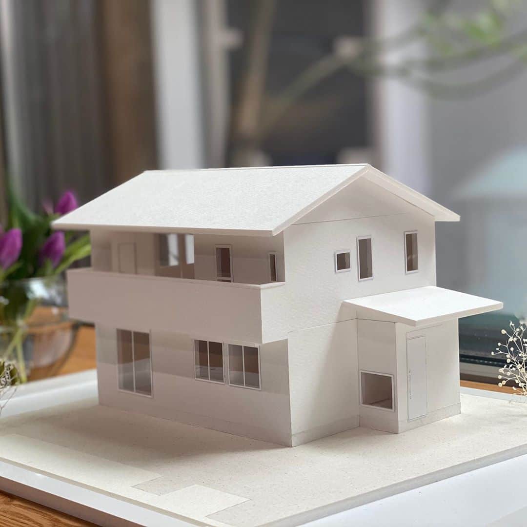 クボタ住建さんのインスタグラム写真 - (クボタ住建Instagram)「「木の家だからできること」  鎌倉市F邸　「アトリエのある家」 まもなく着工です。  真っ白な模型。これから始まる家づくりで施主様の彩りを添えていきます。  #クボタ住建  クボタ住建は優しく温かい自然素材の木の家をつくります HP & more photos→@kubota_jyuken 施工事例多数掲載しております。 ホームページへぜひ↓ https://kubotajyuken.com/ 「只今建築中！クボタ住建の現場だより」ブログも更新しております。↓  https://kubotajyukengenba.exblog.jp/  #クボタ住建 #神奈川の注文住宅 #大和市#湘南の家#suumo注文住宅 #自由設計 #木の家 #無垢の家 #自然素材の家 #和モダンな家 #暮らしをつくる #暮らしを楽しむ #丁寧な暮らし#構造現し#建築模型 #家づくり#着工#鎌倉の家  クボタ住建 棟梁の自宅や座間のモデルハウスなど随時見学受付ます。 資料請求やお問い合わせも是非。 メッセージDMでもどうぞ。 tel→0462680560  クボタ住建は ・子育て世代の#注文住宅 ・解体からの #建て替え ・土地探しから #新築一戸建て ・持ち物に応じた #収納造作 など、幅広くサポートします。」10月28日 16時20分 - kubota_jyuken
