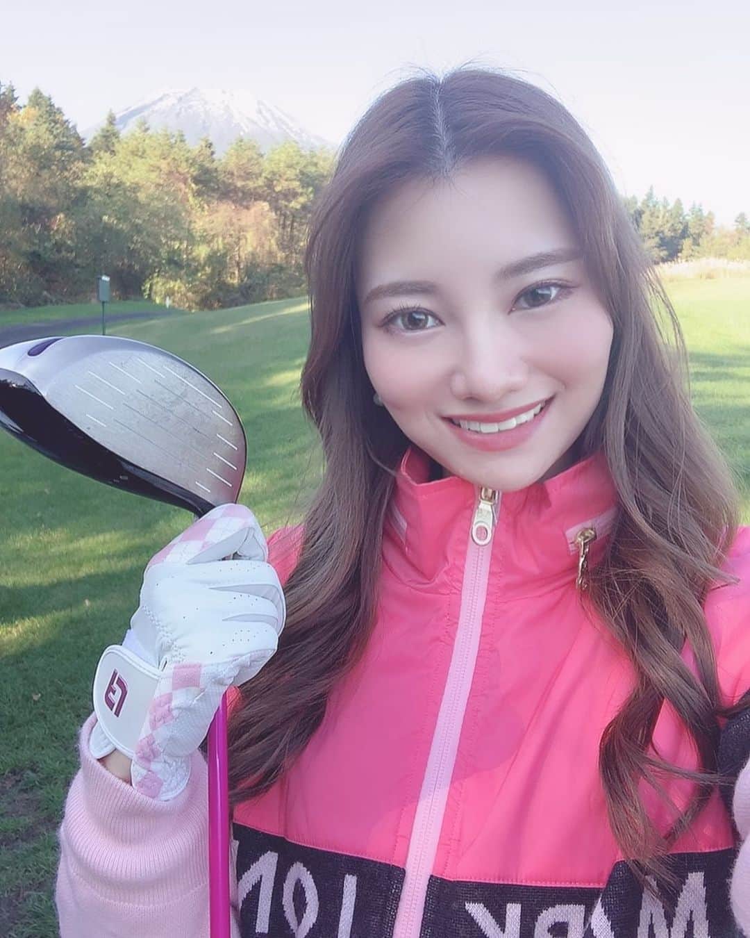 金子実加のインスタグラム：「初コースデビュー⛳️🏌️‍♀️💕 富士山が美しくて、 空気も美味しくて最高でした💕 同級生と回って、懐かしい記憶も蘇り こうして集まれるゴルフ素敵だなと❤️ 有意義な1日になりました✨✨✨ 何よりゴルフめちゃくちゃ楽しい✨✨ ウエアやゴルフセットはまだ持ってないので、仲良しの、バチェラー仲間から借りました😘✨ バチェラーの時よりバチェラーらしいグループデートでした😂笑笑 . . . . . . . . . . #montfuji #mountainfuji #富士山　#mtfuji #富士山コース　#富士山ゴルフ　#ゴルフ　#ゴルフ女子 #ゴルフ初心者　#ゴルフ初心者女子 #ゴルフスクール　#ゴルフウエア　#ゴルフセット　#キャディーさん #ゴルフ教えて　#golf #ゴルフコースデビュー #ゴルフコース　#富士ゴルフコース #markandlona #マークアンドロナ #⛳️ #バチェラー」