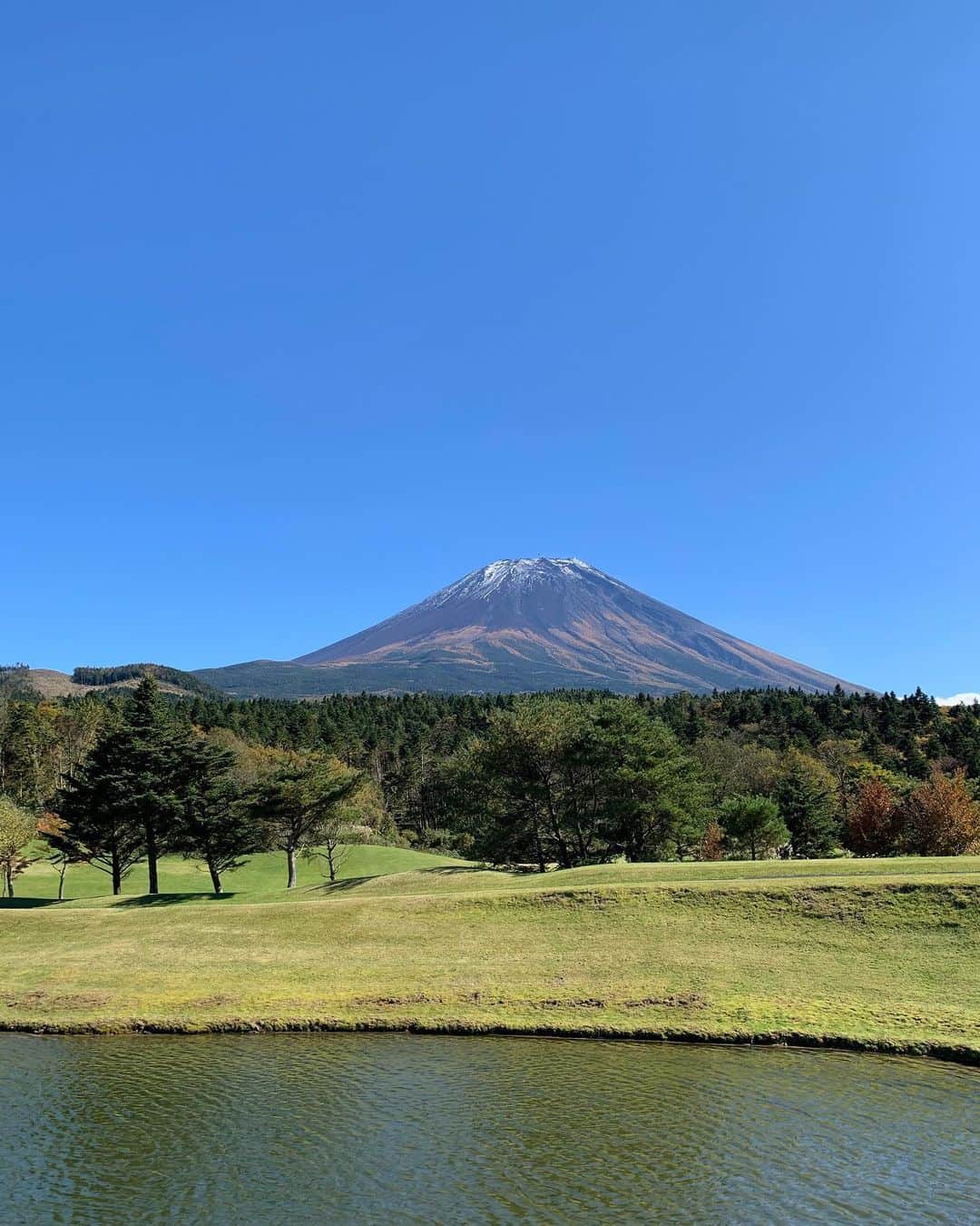 金子実加さんのインスタグラム写真 - (金子実加Instagram)「初コースデビュー⛳️🏌️‍♀️💕 富士山が美しくて、 空気も美味しくて最高でした💕 同級生と回って、懐かしい記憶も蘇り こうして集まれるゴルフ素敵だなと❤️ 有意義な1日になりました✨✨✨ 何よりゴルフめちゃくちゃ楽しい✨✨ ウエアやゴルフセットはまだ持ってないので、仲良しの、バチェラー仲間から借りました😘✨ バチェラーの時よりバチェラーらしいグループデートでした😂笑笑 . . . . . . . . . . #montfuji #mountainfuji #富士山　#mtfuji #富士山コース　#富士山ゴルフ　#ゴルフ　#ゴルフ女子 #ゴルフ初心者　#ゴルフ初心者女子 #ゴルフスクール　#ゴルフウエア　#ゴルフセット　#キャディーさん #ゴルフ教えて　#golf #ゴルフコースデビュー #ゴルフコース　#富士ゴルフコース #markandlona #マークアンドロナ #⛳️ #バチェラー」10月28日 16時30分 - kanekomika0127