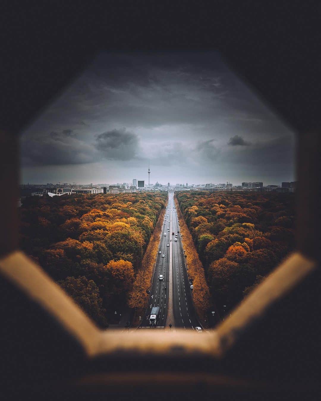 Thomas Kakarekoさんのインスタグラム写真 - (Thomas KakarekoInstagram)「I hope you get here soon  View on Berlin from one of its most famous landmarks. Haven’t been up here for a long time and almost forgot how beautiful it is during fall. Let me know what’s your favorite shot from this set.  #berlin」10月28日 16時32分 - thomas_k
