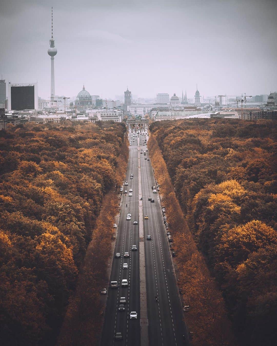 Thomas Kakarekoのインスタグラム：「I hope you get here soon  View on Berlin from one of its most famous landmarks. Haven’t been up here for a long time and almost forgot how beautiful it is during fall. Let me know what’s your favorite shot from this set.  #berlin」