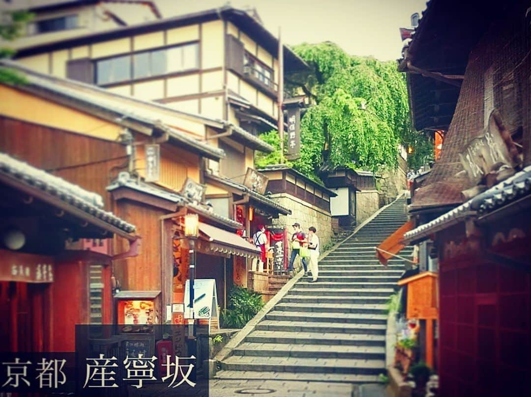 大山恵理乃のインスタグラム：「#京都 #﻿産寧坂 ﻿ ﻿ 清水寺への参道﻿ ﻿ 此処で転ぶと良くない事が起きるので、﻿ (という恐ろしい都市伝説)﻿ ﻿ 一段一段 慎重に。﻿ ﻿ ﻿ ﻿ ﻿ ﻿ #女子旅 #京都 #京都観光 #清水寺 ﻿ #そうだ京都行こう #三年坂 ﻿ #기요미즈데라 #쿄토 #산넨자카 #산네이자카 #쿄토여행 #일본 #일본여행 #여행스타그램 ﻿ #kyoto #kyotojapan #kyototrip #kyototravel #sannenzaka #sanneizaka #kiyomizudera #japantravel #japantrip #travelphotography #japan_of_insta #otonatabi_japan #japantravelphoto #photo_travelers ﻿」