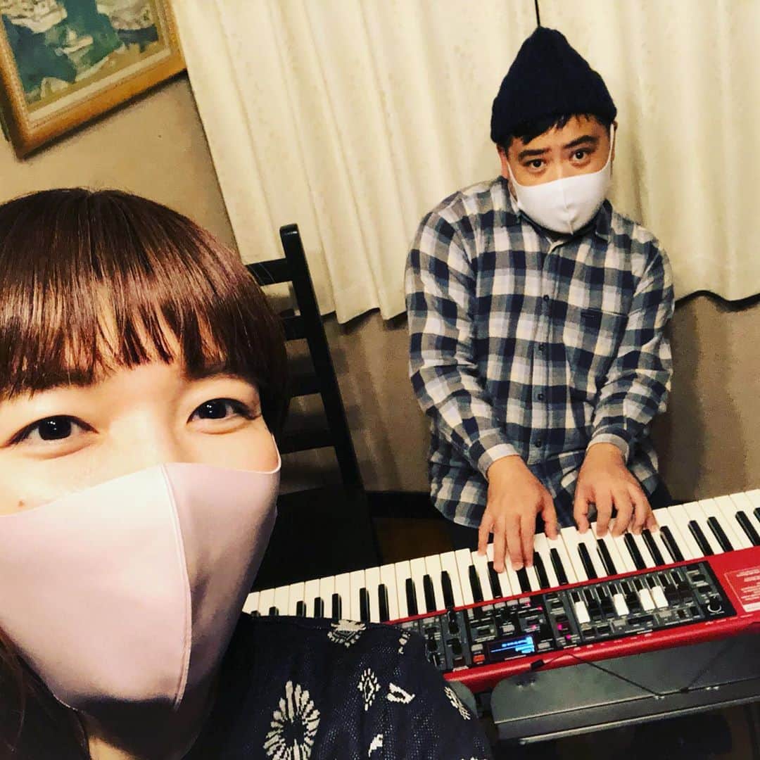 のインスタグラム：「今夜は、田中佑司さんと  19時からインスタライブを  20時から楽天ライブを  どちらも井上侑のアカウントでお届けいたします。  お時間合いましたらぜひ、ぜひ、ぜひに、遊びにいらしてくださいませ☺️  リハーサルから、佑司さんのピアノがもう。 ピアノに。はい。 ピアノが。ねぇ。 どうぞお楽しみに。  #田中佑司　#井上侑　#初配信　#インスタライブ　からの　#楽天ライブ　#配信　#live #music」