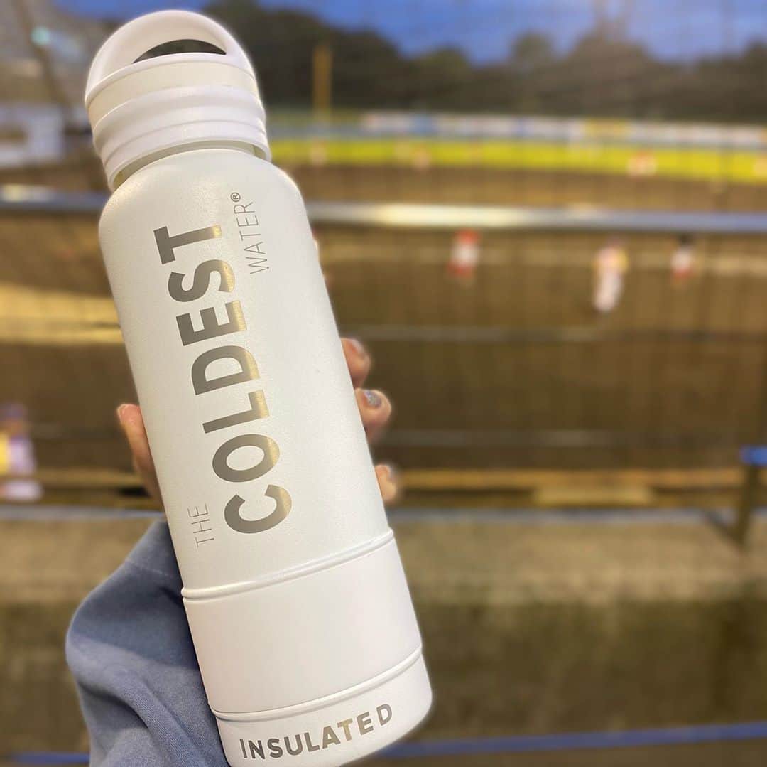 のインスタグラム：「※限定クーポン有🎫  フロリダ発🇺🇸『36時間氷が溶けないボトル🍼』を持って 久しぶりの野球観戦⚾️  いま、日本でも話題のオシャレ真空断熱ボトル 〝ザ・コールディストウォーター〟  なんと36時間氷が溶けなくて ホットも12時間温かさが持続するという😳  真空断熱系のボトルでおしゃれなデザインも少ないので 一目惚れしたホワイトを速攻ゲットしました🌈  私はアイスコーヒー大好きマンなので 自宅から氷とコーヒーを淹れてお持ち歩きしてます🚶‍♀️🚶‍♀️  amazonだと他のショッピングサイトの30%オフくらいで購入できるのでお勧めです👌  知り合いのお店な事もあり、さらにそこから安くなるクーポンコードもいただいたので、気になる方はぜひこちらのクーポンも使ってお得に購入してくださいね↓↓  ☆☆10%OFFクーポン☆☆ 【OAMRR2OF】  Amazon→コールディストウォーターで検索  または↓ ザ・コールディスト ウォーター (The Coldest Water) ［ フロリダ発 全米大ヒット 36時間 氷が溶けないスポーツボトル ］ 保温12時間 真空断熱水筒 キャップ式 32オンス 約945ml https://www.amazon.co.jp/dp/B08CCR2BVF/ref=cm_sw_r_cp_api_i_iRrMFb17PYJSR?_encoding=UTF8&psc=1  #スポーツボトル #水筒 #PR #スポーツ水筒 #コールディストウォーター #36時間氷が溶けない #オシャレ水筒  #魔法瓶  #野球観戦  #海外セレブ御用達  #真空断熱タンブラー  #真空断熱ボトル  #保温ポット #水筒女子 #水筒マニア  #スポーツコーデ #スポーツウェア  #スポーツジム #スポーツ観戦」