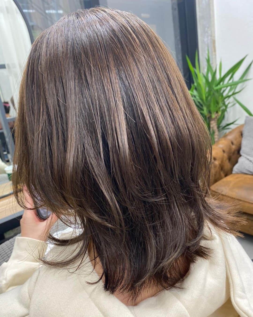 のインスタグラム：「@yokotakuxx の新しいサロンへ💇‍♀️💈 伸びてきたボブにくびれを作ってもらいました🤗トリートメントもカラーもしてサラサラ〜😌 軽くて気分転換になったー🥰 ありがとうございました❣️ . #principe #レイヤーカット #レイヤーボブ #harajuku #hairstyles」