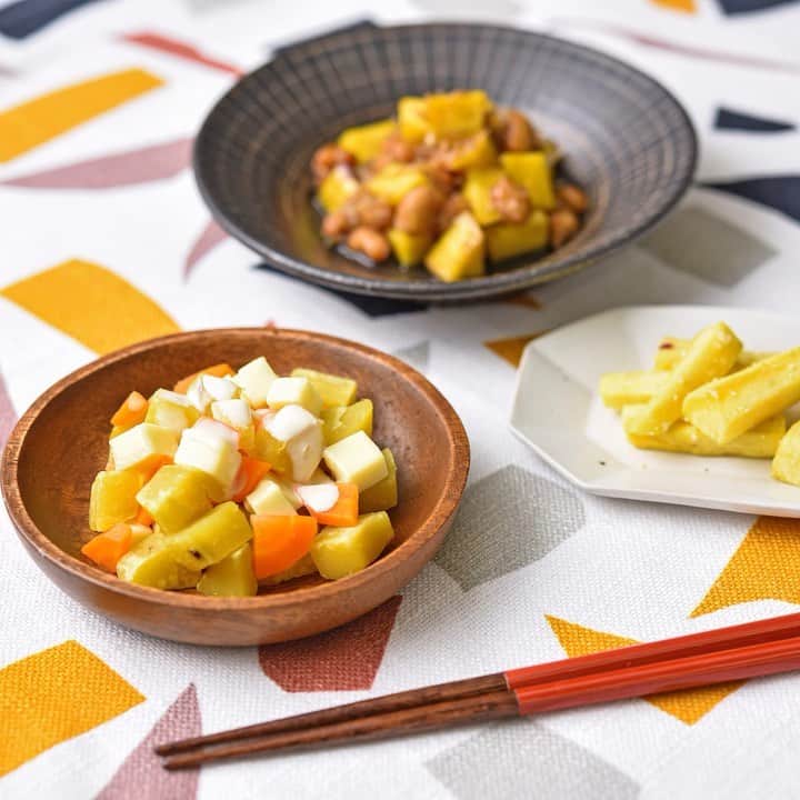 HAPIKU HAPIKU（ハピク）のインスタグラム：「★新着レシピ★ 保育園の一大イベント"さつまいも堀り"の季節がやってきました。「いっぱい掘れたよー！」とにっこにこの子どもたち。さて、今日はどんなメニューにしようかな♪ 定番のふかし芋や焼き芋も美味しいけれど、たんぱく質も一緒に摂れるおかずレシピはいかが？ 調味料が加わることでいつもと違う味になるので、普段はあまりさつまいもを食べないお子さんでも、食べてくれるかも！ ●ホクホク＆カリカリ食感が楽しい！大豆とさつまいもの甘辛揚げ（幼児食） ●甘しょっぱさが好相性♪さつまいものマヨサラダ（幼児食） ●香ばしさが美味しさの決め手♪さつまいものチーズ焼き（幼児食） ●みその風味がチーズとよく合う、ブロッコリーとさつまいもの豆腐グラタン（幼児食） ============================= 【特集】ビタミンCがたっぷり！食卓を彩るさつまいもレシピ https://shoku.hapiku.com/recipe/popular/193/ レシピなど詳細はプロフィールのリンクからも見ることができます ============================== #HAPIKU #HAPIKUレシピ #保育園給食のHAPIKU #保育園給食メニュー #保育園給食レシピ #食育のHAPIKU #乳幼児の食情報 #乳幼児のごはん #保育園 #保育園給食 #保育園おやつ #保育園弁当 #保育園栄養士 #食育 #子育て #こどもごはん #こどものおやつ #こどものいる暮らし #新米ママ #幼児食レシピ #幼児食 #さつまいも #さつまいもレシピ #さつまいもスイーツ #グラタン #豆腐レシピ」
