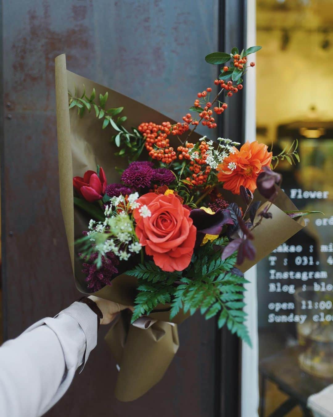 JF flower Shopさんのインスタグラム写真 - (JF flower ShopInstagram)「Jf flower shop  . . . .#2020jfflowershop #jfflowershop #flower #florist #floral #flowerlesson #koreanflorist #flowerstagram  #koreanflower  #웨딩부케 #플로리스트 #플로리스트수업 #플라워레슨#핸드타이드  #범계플라워레슨 #안양웨딩 #플라워레슨 #꽃꽂이수업 #안양꽃집 #범계꽃집 #평촌꽃집 #과천꽃집 #인덕원꽃집 #동편마을꽃집 #포일동꽃집 #내손동꽃집  #의왕꽃집 #花#花艺设计」10月28日 17時00分 - jfflowershop