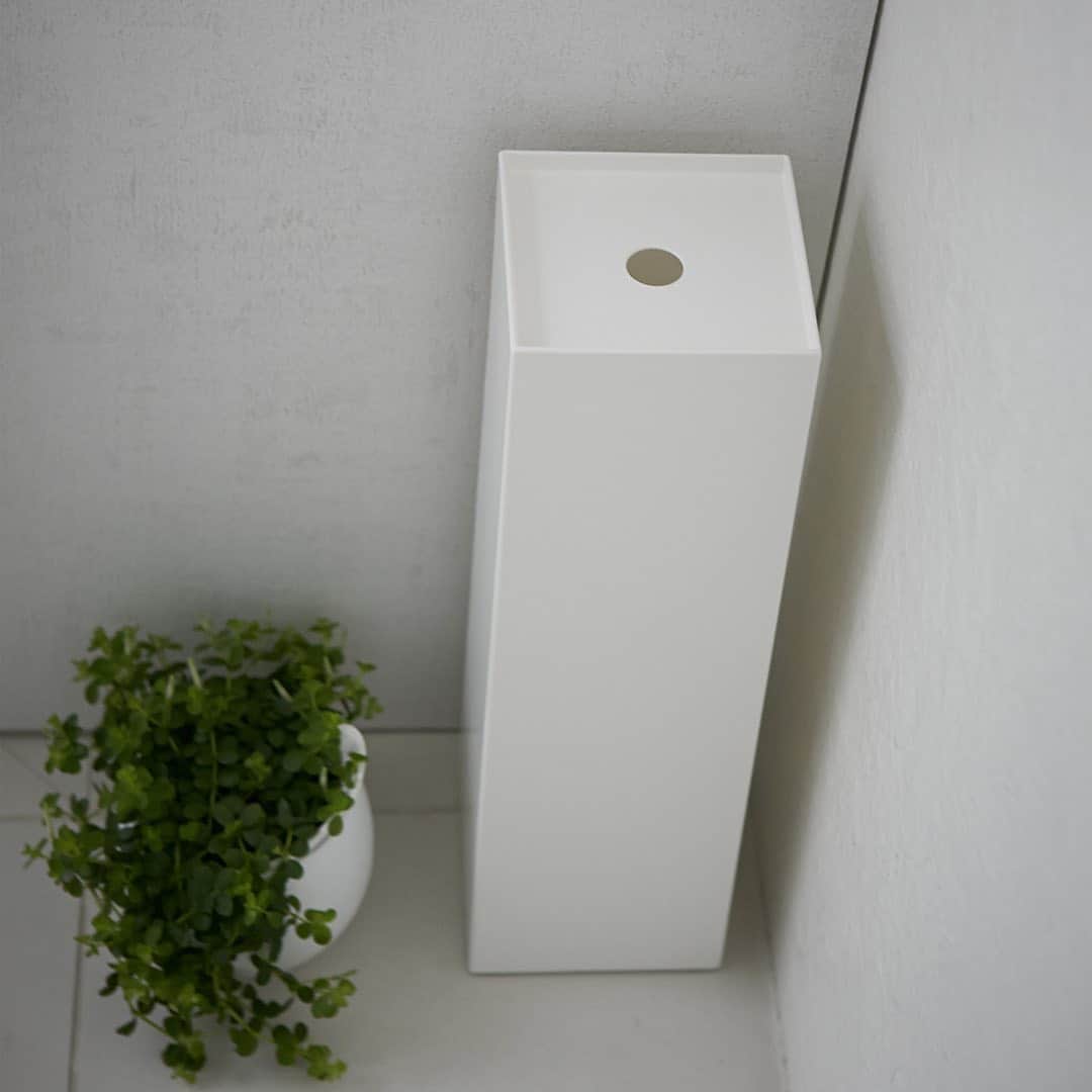 yamazaki_japanさんのインスタグラム写真 - (yamazaki_japanInstagram)「トイレ用品を見えないように隠して収納「トイレットペーパーホルダー タワー」のご紹介です。  トイレの隅に設置して、トイレットペーパーやお掃除道具を隠して収納できるスタイリッシなホルダー。 主張しないデザインがトイレの空間をおしゃれに演出してくれます。  上段のトレイには芳香剤を置くスペースに◎ お掃除や移動させる際には持ち上げやすいように穴が開いています。  ■SIZE:約W11.5×D11.5×H38.5cm  --------------------------------- 山崎実業のコラムサイト「Simple Life Lab.」も運営中◎ 暮らしのアイデアや、漫画ヤマクマちゃんなど様々なコンテンツが掲載されています。 是非ご覧ください。 https://www.yamajitsu.co.jp/lab/ --------------------------------- . #home#tower#掃除道具収納#インテリア#収納#暮らし#丁寧な暮らし#シンプルライフ#おうち#シンプル#モダン#便利#おしゃれ #雑貨 #yamazaki #山崎実業 #トイレ収納」10月28日 17時02分 - yamazaki.home.channel