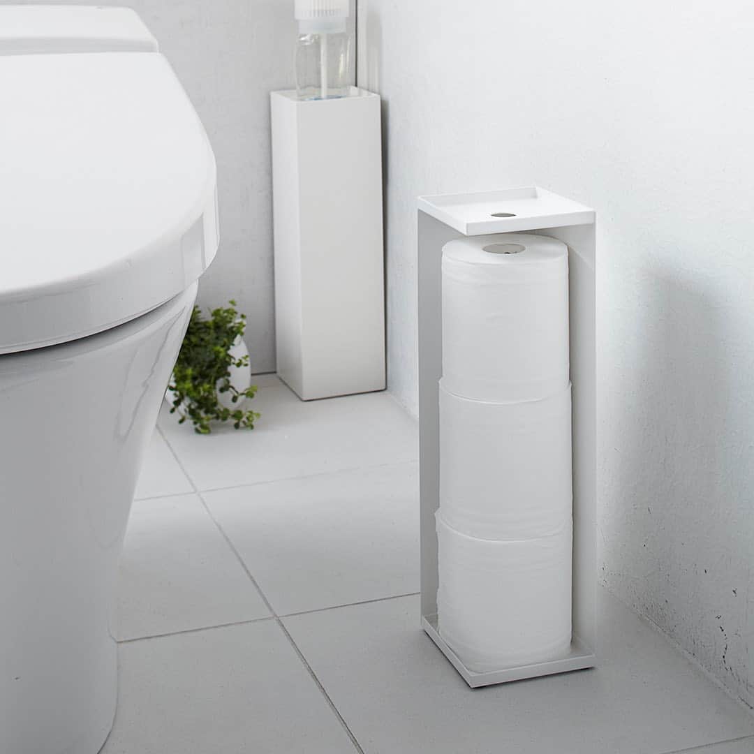 yamazaki_japanさんのインスタグラム写真 - (yamazaki_japanInstagram)「トイレ用品を見えないように隠して収納「トイレットペーパーホルダー タワー」のご紹介です。  トイレの隅に設置して、トイレットペーパーやお掃除道具を隠して収納できるスタイリッシなホルダー。 主張しないデザインがトイレの空間をおしゃれに演出してくれます。  上段のトレイには芳香剤を置くスペースに◎ お掃除や移動させる際には持ち上げやすいように穴が開いています。  ■SIZE:約W11.5×D11.5×H38.5cm  --------------------------------- 山崎実業のコラムサイト「Simple Life Lab.」も運営中◎ 暮らしのアイデアや、漫画ヤマクマちゃんなど様々なコンテンツが掲載されています。 是非ご覧ください。 https://www.yamajitsu.co.jp/lab/ --------------------------------- . #home#tower#掃除道具収納#インテリア#収納#暮らし#丁寧な暮らし#シンプルライフ#おうち#シンプル#モダン#便利#おしゃれ #雑貨 #yamazaki #山崎実業 #トイレ収納」10月28日 17時02分 - yamazaki.home.channel