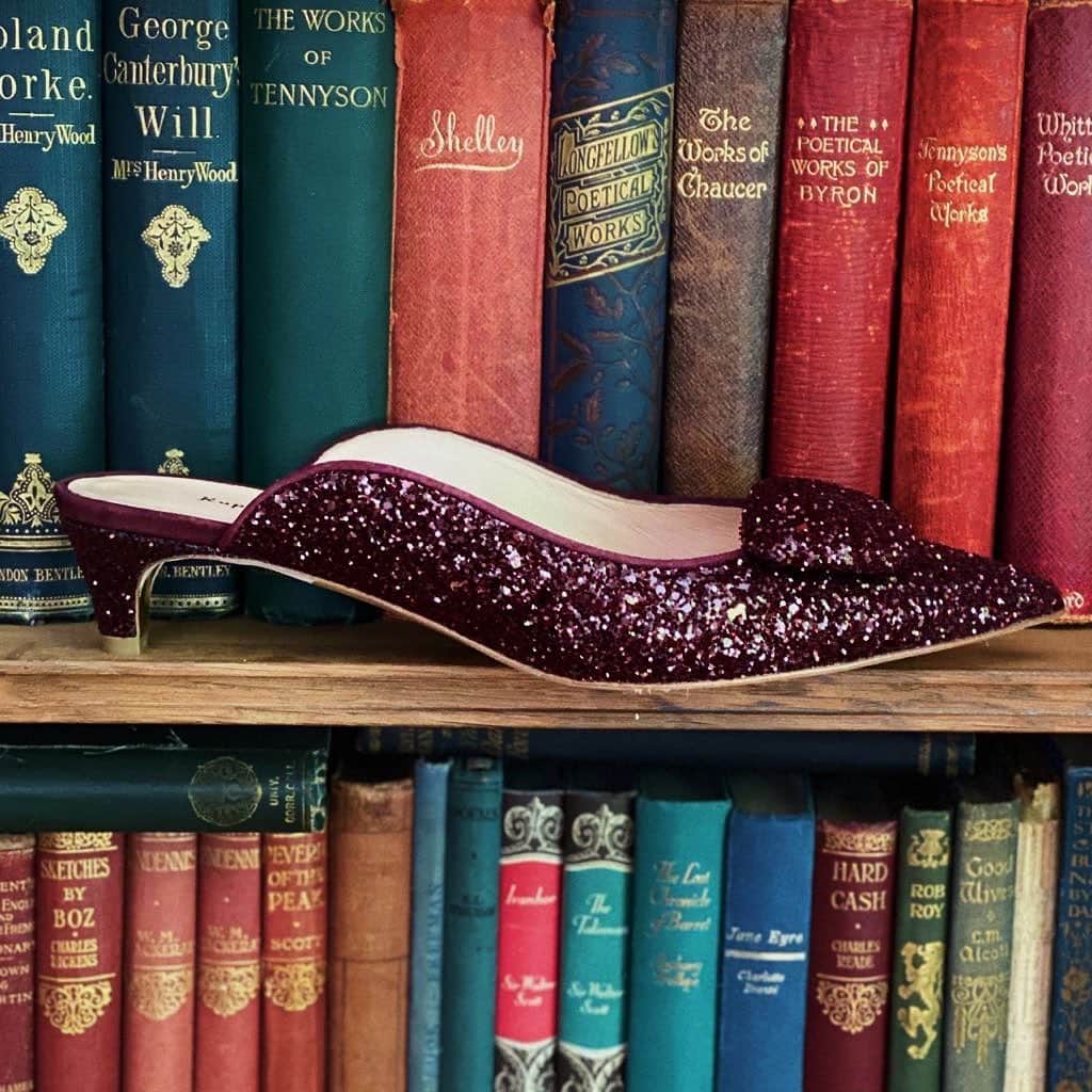 ルパートサンダーソンのインスタグラム：「Wednesday Sparkles I Lullaby in Cosmo Crystal I #Mules #KittenHeels #HighLow #DressUpWednesday #ShoeAddict #ShoeLove #RupertSanderson」