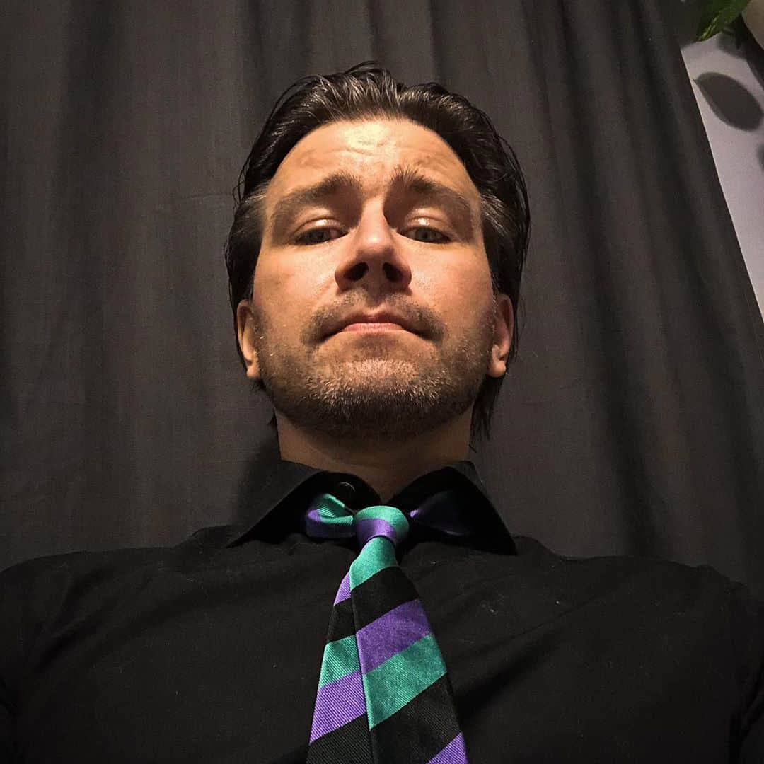 トーランス・クームスのインスタグラム：「Nothing torpedoes your mojo quite like a black shirt full of cat hair」