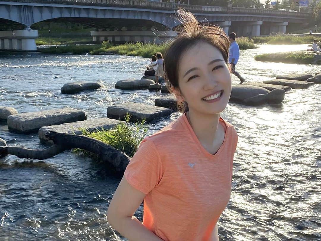 野口真未のインスタグラム：「・ ・ 元気が出るビタミンカラー🍊🧡 ・ ・  #mizuno  #runningshoes  #mizunorunning #鴨川」