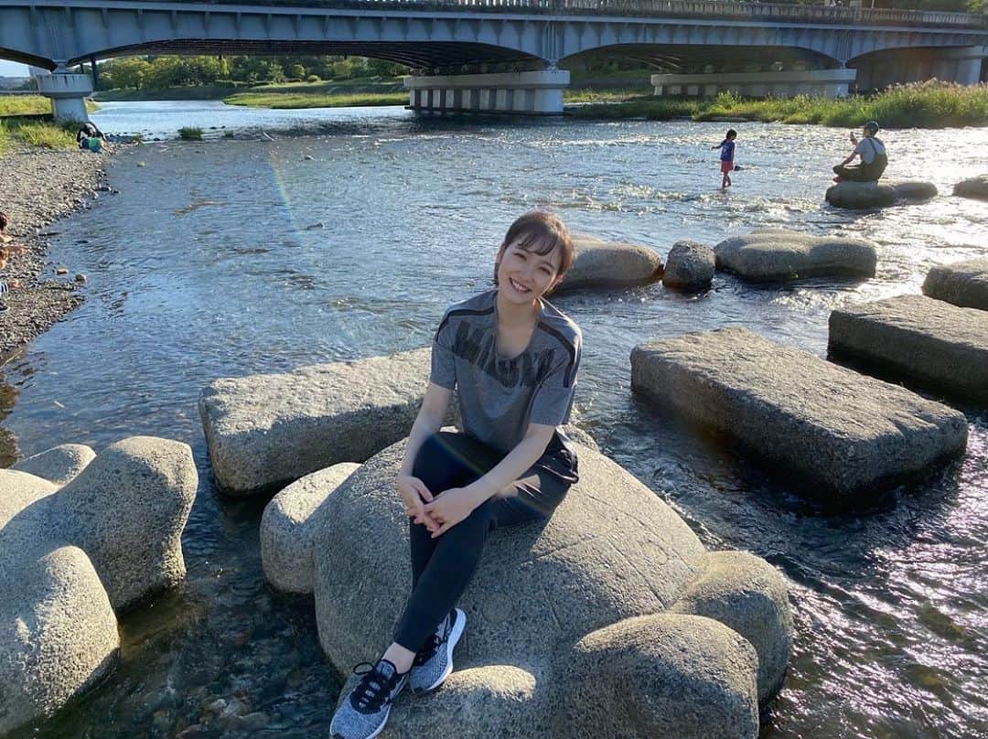 野口真未のインスタグラム：「・ ・ 鴨川の🐢さんの MIZUNOウェアでグレーコーデ🖤 ・ ・ #mizuno  #runningshoes  #mizunorunning #鴨川」