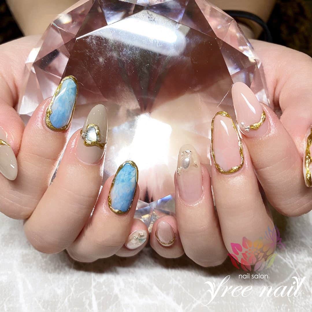 free nail フリーネイルのインスタグラム：「. お客様ネイル💅🏻🍁 . メタリックアシメネイル🎭 . キレイな大人色👩🏻‍🎨🎨 . ご来店ありがとうございました🙇🏻‍♀️🙇🏻‍♀️🙇🏻‍♀️💗 . #ネイルアート #ジェルネイル #ネイルサロン #大阪ネイルサロン #ネイルデザイン #ネイルチェンジ #アシメネイル #アシンメトリーネイル #メタリックネイル #マーブルネイル #ベージュネイル #ブルーネイル #デザインネイル #トレンドネイル #大人ネイル #シンプルネイル #ロングネイル #秋ネイル #autumnnails #nailsart #nailsdid #美甲 #日式美甲 #日式美甲胶 #日本美甲师 #日本美甲老师 #美甲上课 #日本胶 #フリーネイル #freenail」