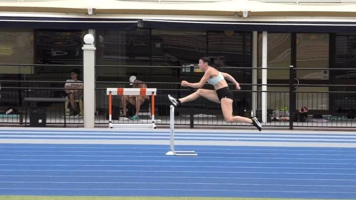 ミシェル・ジェネクのインスタグラム：「55 weeks of trusting the process, even when things didn’t appear to be improving, and I finally got to hurdle on the track again! Feels great to be back 😆」