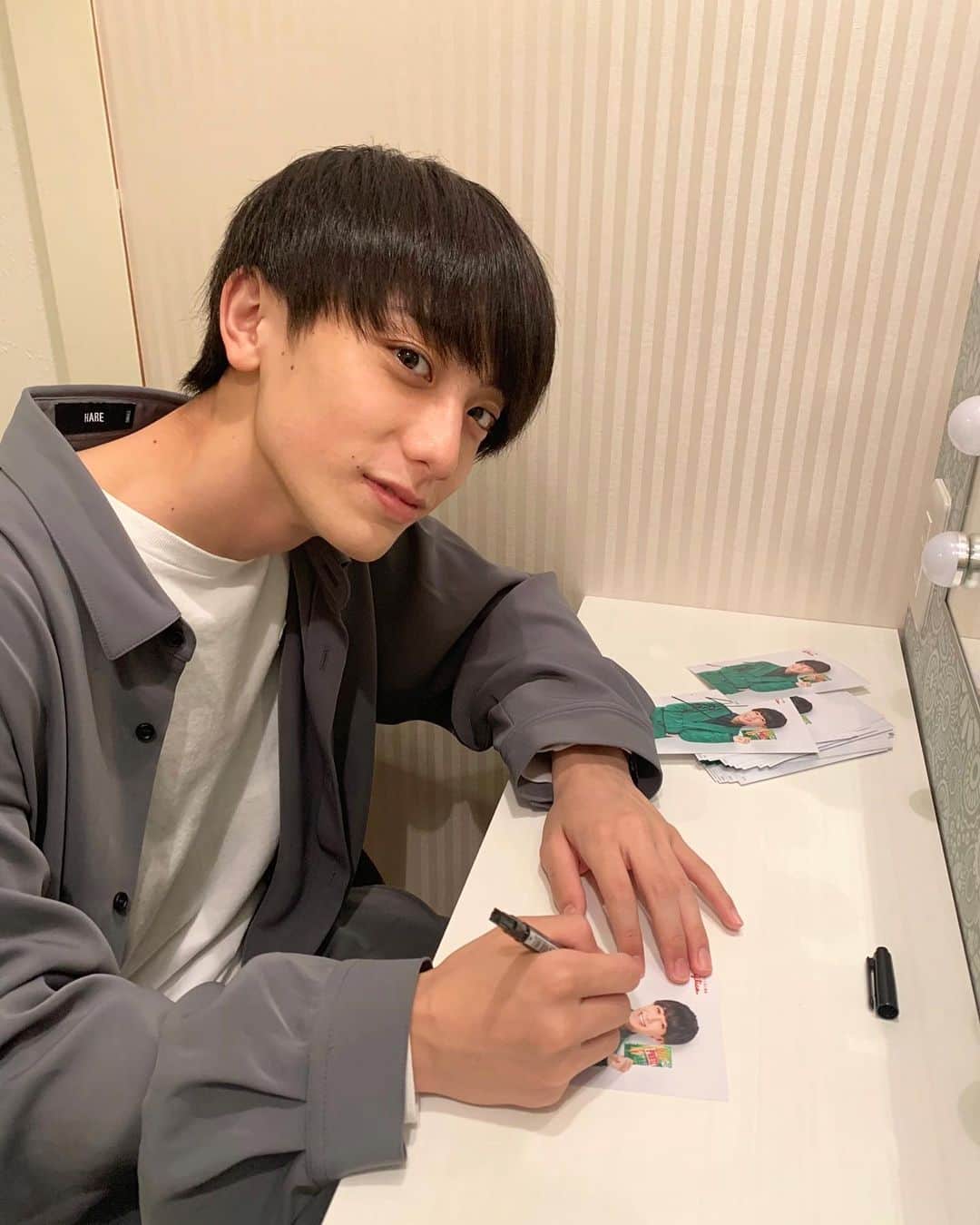 小西詠斗のインスタグラム：「今日からポッキー&プリッツの日キャンペーン開始です🧚‍♂️ サインを書いているところです！🦉 キャンペーンでは全国の対象コンビニで対象商品を買うと 僕と曽田くん1推しのグッズの応募ができます そして応募でもれなく限定動画が観られるので是非応募してください 応募は11/17（火）までです！ 詳しくはキャンペーンサイトをチェックしてください https://cp.pocky.jp/popz2020-cvs/  #ポッキープリッツの日 #プリッツ組 #対象コンビニ限定 #Glico_PR」