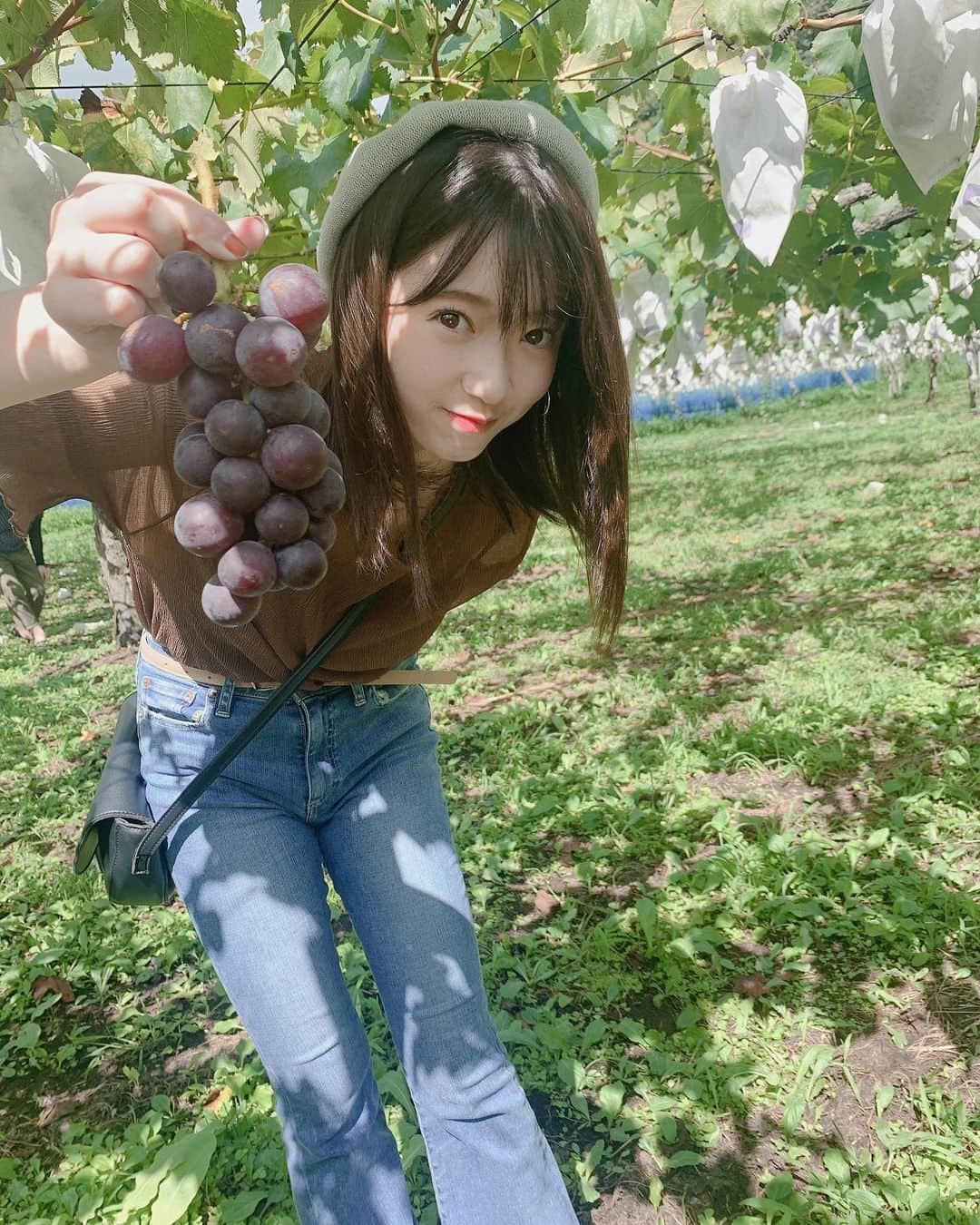 山岸理子さんのインスタグラム写真 - (山岸理子Instagram)「* ぶどう狩りしたよー🍇 ぶどうからひょっこり。笑  ・ ・ ・ ・ #tsubaki_factory #つばきファクトリー #山岸理子 #ぶどう狩り #秋の味覚 #美味しかった #いっぱい食べたーー 😋」10月28日 17時10分 - riko_yamagishi.official