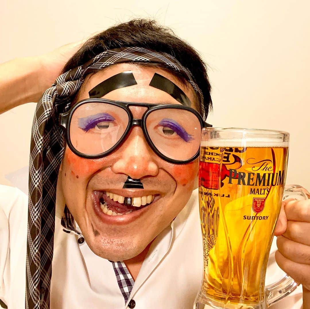 レイチェルのインスタグラム：「今週の金曜日✨  こんくらい出来上がっちゃうかもしれませんが、、、  一緒に、たぁのぉしぃーーーく‼️  呑みましょ⤴️⤴️⤴️😁🍻🍻🍻🎶🎶🎶  とぉ〜か言っちゃってぇーーー！！！！！ 🤣🤣🤣💨💨💨💨✨✨✨✨🎶🎶🎶🎶  #吉本自宅劇場 #シルクハット #スナック吉本 #すなっくレイチェル #おうち居酒屋 #おうち時間 #をご一緒に #とか言っちゃって #😋🍻✨✨✨」