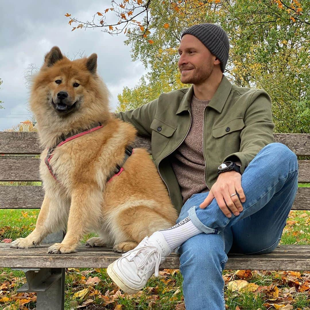 ベネディクト・ヘーヴェデスのインスタグラム：「Enjoying the autumn with my 🐕.」