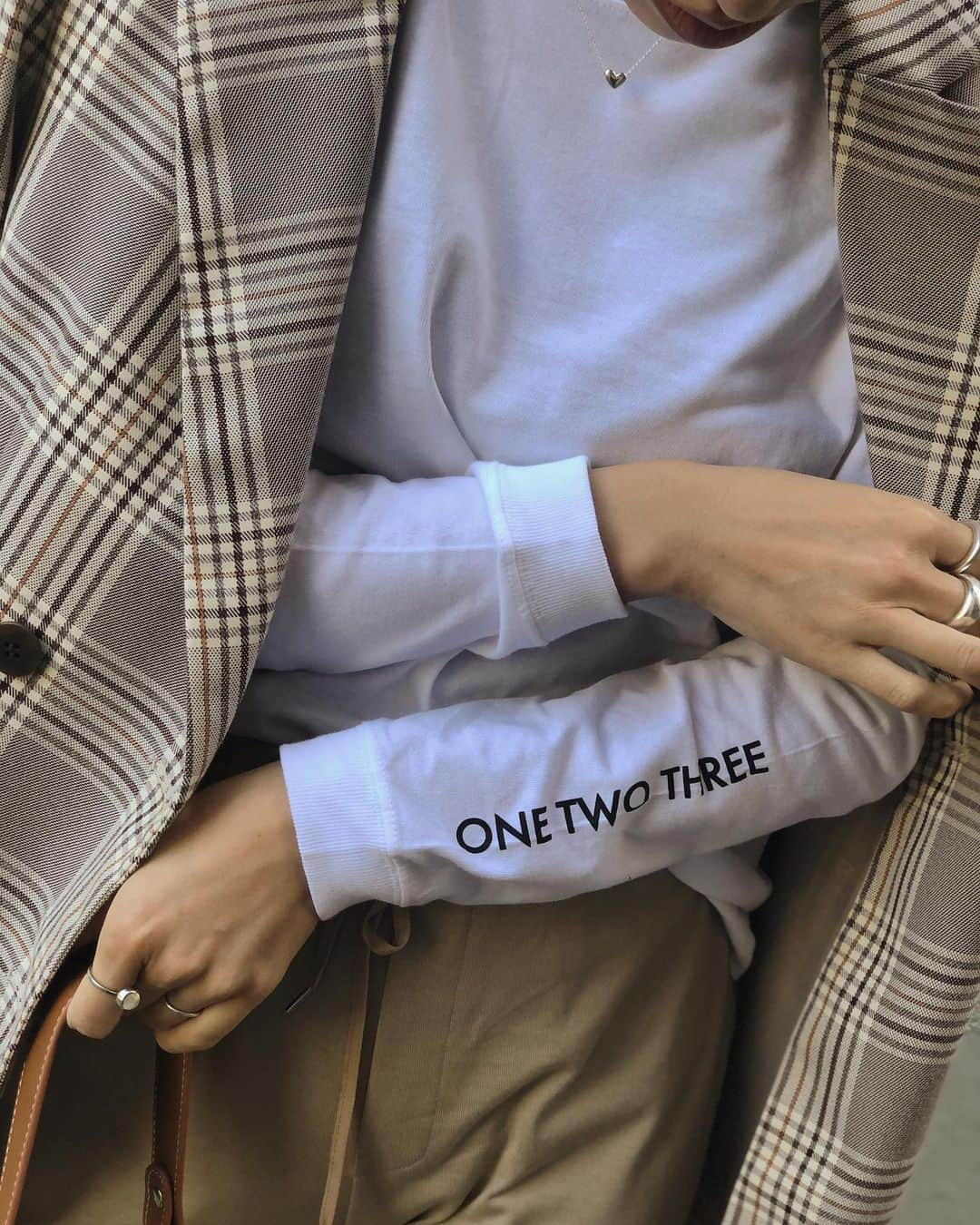 山﨑さおりさんのインスタグラム写真 - (山﨑さおりInstagram)「today's 20:00〜release📢 @onetwothree.jpn  One Sleeve Tee🤍🤎👕 新色を加えて販売開始致します🙆🏻‍♀️ ベーシックでライトなロングスリーブTシャツです。左袖にシンプルなプリントを✔︎ ヘビロテ間違いなしの使える1枚です。 . . #onetwothree__」10月28日 17時22分 - saori_emunjewelry