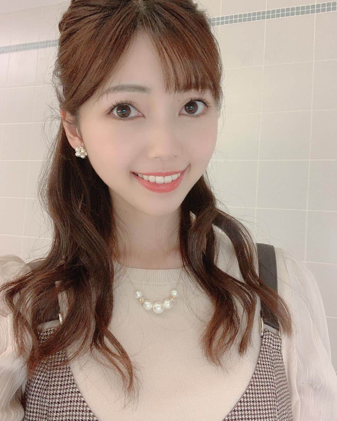 川又智菜美のインスタグラム：「🍁🌰﻿ ﻿ 秋らしい色の衣装でした🍁💕﻿ 普段にもこういうの着たいなぁ☺️﻿ 2枚目は全身です👗﻿ ﻿ 秋といえば食欲の秋🌰﻿ マロンケーキ🍰など﻿ 色んな季節限定物があって﻿ 食べると幸せな気持ちになります😋﻿ ﻿ #日テレNEWS24 #N24」