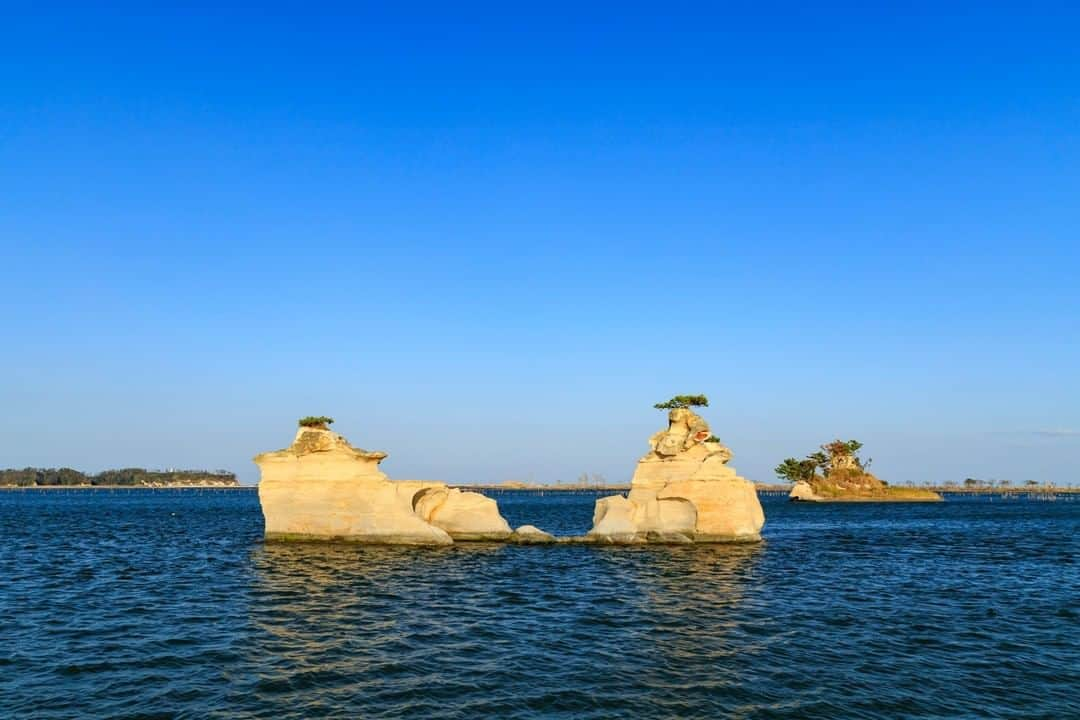 福島県さんのインスタグラム写真 - (福島県Instagram)「【松川浦・文字島】  暮れゆく秋の光が、小島の白い岩肌を照らします。文字島は中村藩主相馬昌胤（まさたね）が定めた松川十二景の一つで、狩野派の絵師が描き、和歌も詠まれた名勝です。  #文字島 #松川浦 #相馬市 #福島県 #somacity #fukushima #traveljapan #futurefromfukushima #ふくしまからはじめよう #新しい生活様式からはじめよう」10月28日 17時16分 - realize_fukushima