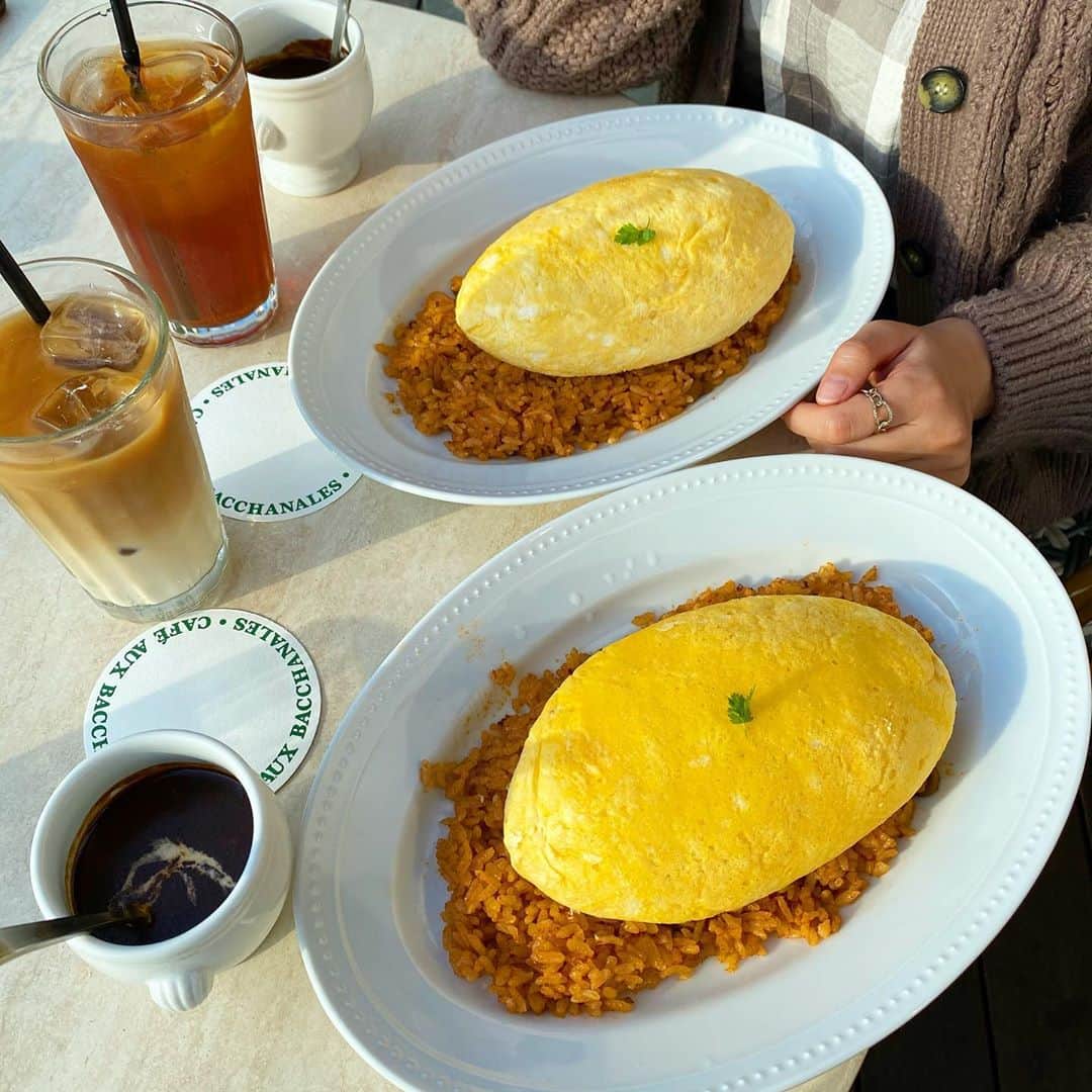 のインスタグラム：「【#原宿　#オーバカナル】﻿ ﻿ 見た目はぷるぷるふわふわ！食べるとしゅわっとなスフレオムライス🐺﻿ ﻿ スフレオムライス 1,300円(税込)﻿ ﻿ 原宿駅から徒歩1分にあるオーバカナル原宿はふわふわのスフレオムライスが食べられるお店！﻿ ﻿ 銀座ではいちごタルトが人気のオーバカナル！﻿ 人気のカフェの一つだよね！﻿ 店内とテラスがあって、テラスが開放的でテーブルも可愛いからおすすめ！﻿ ﻿  チキンライスの上にずっしり乗ったオムレツは重厚感すさまじい！﻿ フォークで突いたらぷるぷる！そしてカットするとしゅわしゅわの断面が、、、食欲そそる😂﻿ ﻿ 別添えでデミグラスが付いてくるよ！﻿ ﻿ さっそく食べてみると口に入れた途端にとろけてスッとなくなる！最高ー！﻿ そしてデミグラス美味すぎる﻿ なんというか、甘味がしっかりしてて、濃過ぎない。なんなら飲みたいレベル﻿ ﻿ ケチャップライスは昔ながら系のべちゃっと系でなく割とさっぱりというか炒めた感じのあるパラパラしたもの﻿ ﻿ ほんっとにすいすい食べれて量がちょっと物足りないかも🤔﻿ 余裕ある人はデザートも食べてちょうどいいかな！﻿ ﻿ 1,300円と安くはないけど税込だし店内の雰囲気も最高なので納得！﻿ デートにもおひとり様でも使いやすいお店だよ！﻿ ﻿ ごちそうさまでした🐺﻿  ﻿ ※美味しさ、映え、コスパの評価は注文した商品だけの個人的な評価になります。﻿ ﻿ コロナの影響で営業時間や提供商品が異なる場合があるので、お店に電話などで確認してね！﻿ ﻿ 何か質問や感想あればコメント、DMお待ちしてます😚﻿ ﻿ また、ウルフを見て食べたら投稿やストーリーでタグ付けで知らせてくれると喜びます😚﻿ いいねやコメントしにいくのでぜひ通知してね🥺﻿ ﻿ 何か質問や感想あればコメント、DMお待ちしてます😚 ﻿ ﻿ 🚃原宿駅から徒歩0分﻿ 💺テイクアウト﻿ 📍東京都渋谷区神宮前1-14-30﻿ WITH HARAJUKU 3F﻿ ⏰ 11:00～23:00﻿ ﻿ #原宿グルメ #原宿ランチ #原宿カフェ #原宿スイーツ」