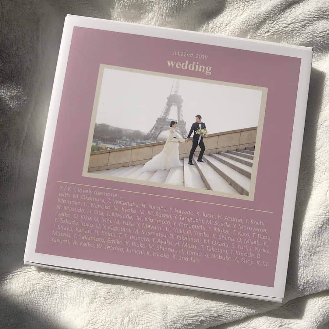 のインスタグラム：「本日ご紹介するのは、 Kana (@wd_k22)さまの作品💐 結婚式の準備からハネムーンまでの すべてを盛り込んだ華やかな ウェディングブックです😍 . 『幼い頃から憧れていたwedding。 当日はもちろん、準備や後撮り、 新婚旅行までとにかく 夢のような日々だったので、 そんな “好き” をつめ込んだ weddingをアルバムに 残したいなと思って 一枚一枚選びました😊』 と、Kana(@wd_k22)さま🐝 . 結婚式を挙げたら ぜったいに残しておきたいのが ウェディングアルバムですよね❣️ Kana(@wd_k22)さまも 想いをたくさんつめ込んで つくられたよう🥰 . 1枚目の表紙も とってもおしゃれで、 オリジナリティに あふれた作品です🌱 中面のお写真も素敵なので ぜひスワイプして動画も ご覧になってくださいね🍒  今回、作品につかわれたのは FOLIOの36ページ！ 重厚なつくりで 長期保存はもちろん、 専用ケースもついているので、 贈り物にもぴったりです🙌 . Kana(@wd_k22)さま、 今回は素敵な作品を ありがとうございました🧚‍♀️ . #photoback #フォトバック #フォトアルバム #フォトブック #フォトブックづくり #アルバム #photo #写真 #photoback作品紹介2020 #FOLIO #プレ花嫁 #卒花嫁 #ウェディングブック #結婚アルバム #結婚diy #marry #wedding #weddingphoto #marry花嫁 #ウェディングフォト #前撮り #プレ花 #卒花」