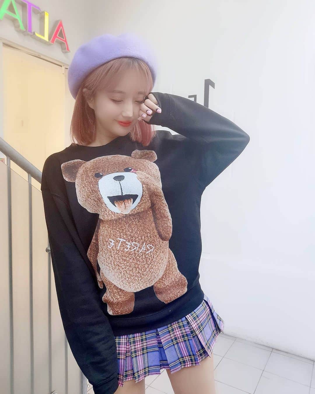 のインスタグラム：「Rareteラルテ(°@rarete2015 )のくまさんトレーナー🧸🖤 あっかんべー😜してるの💕💕 可愛すぎる🥺💓 この日はCHOAのチェックスカートに合わせたけど、何でも合わせやすいからこのトレーナー重宝しそう🎀 しかもあったかい🧸❤️❤️❤️ 私は158cmでMサイズにしたよ♡ . . . #rarete#ラルテ#トレーナーコーデ#トレーナー#トレーナー女子#韓国ストリート#韓国ストリートファッション#韓国ストリートコーデ#ストリートファッション」