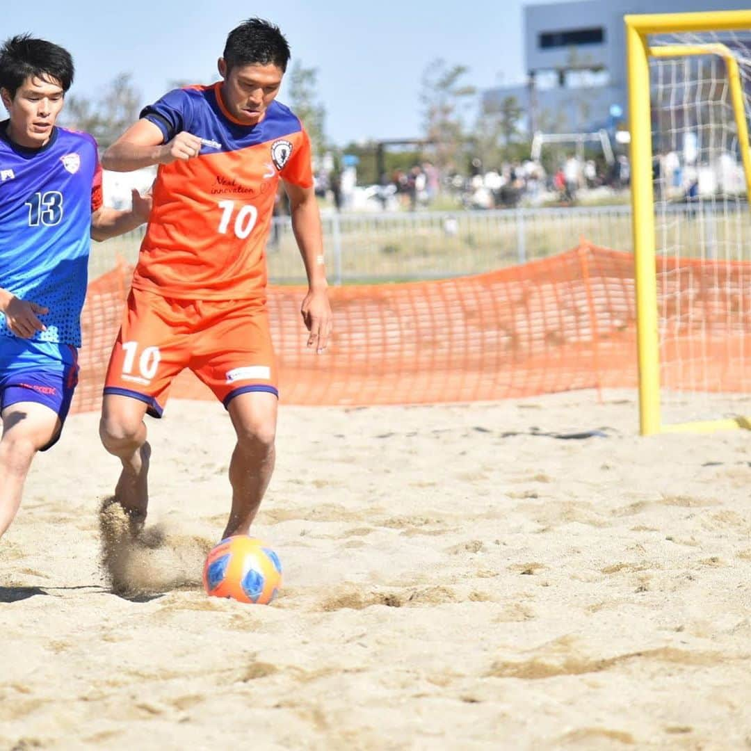 藤川朋樹のインスタグラム：「WIN🔝🔝🔝⚽️ #ビーチサッカー #BSC明石アレイア #finta #大吉オサム」