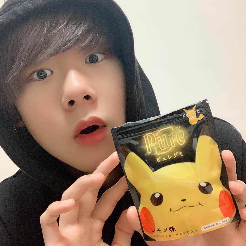 ヤマグチトワのインスタグラム：「ちょっと元気がない時とか疲れた時に、ピカピュレがそばで応援してくれる！みんなもそんな時食べてみてね⚡️ キャンペーンも開始しているので、 気になる人は @kanro_pure_photo から詳細チェックしてみて！  #ピュレグミでピカー #ピカピュレ #ピュレグミ　#Supported」