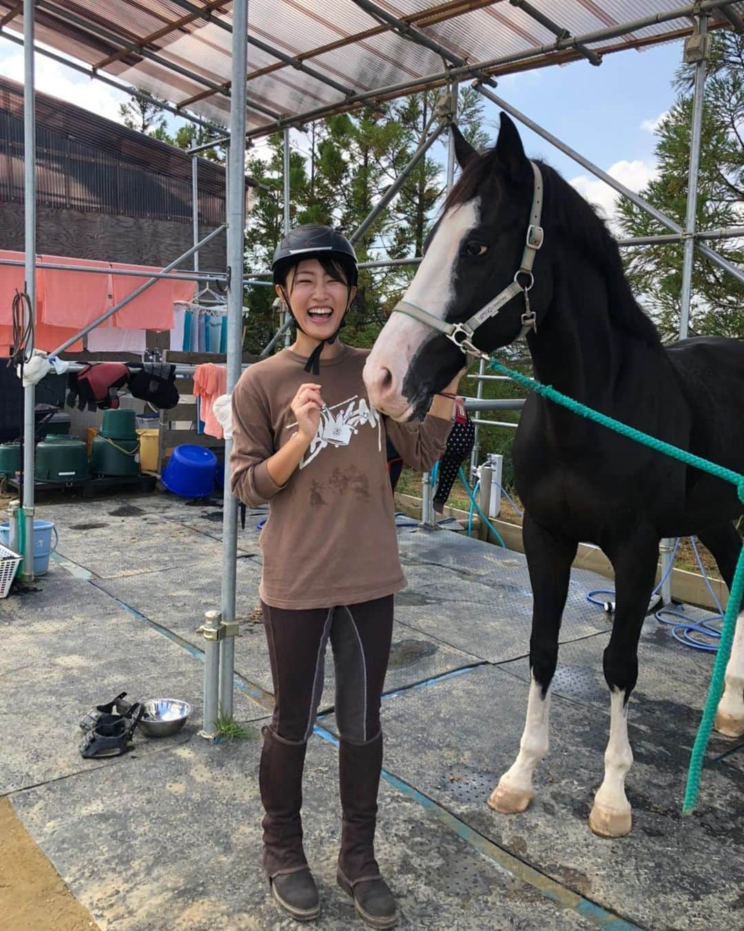 上枝恵美加さんのインスタグラム写真 - (上枝恵美加Instagram)「久々に行けたおうまさん🐎 写真撮らせて〜ってお願いしたら ちゃんとカメラ目線くれた♡ ． ． ＃私といえば #🐴 #乗馬女子 #ridinghorses #montaracaballo」10月28日 17時26分 - emika_kamieda