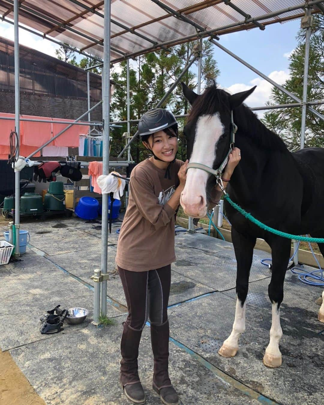 上枝恵美加さんのインスタグラム写真 - (上枝恵美加Instagram)「久々に行けたおうまさん🐎 写真撮らせて〜ってお願いしたら ちゃんとカメラ目線くれた♡ ． ． ＃私といえば #🐴 #乗馬女子 #ridinghorses #montaracaballo」10月28日 17時26分 - emika_kamieda