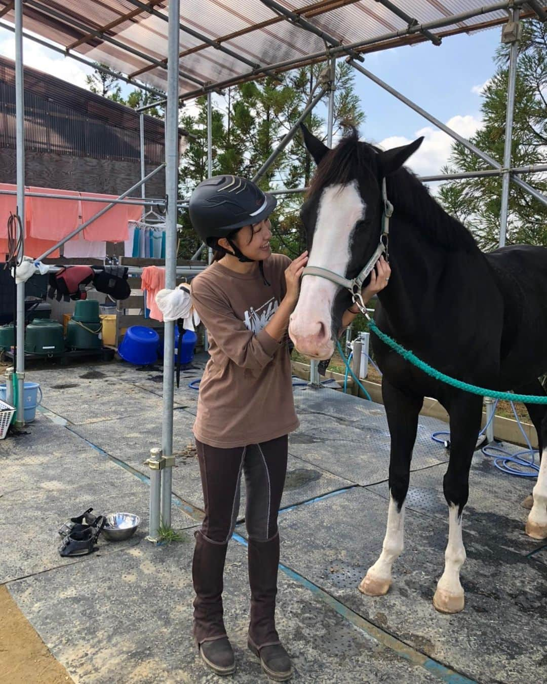 上枝恵美加さんのインスタグラム写真 - (上枝恵美加Instagram)「久々に行けたおうまさん🐎 写真撮らせて〜ってお願いしたら ちゃんとカメラ目線くれた♡ ． ． ＃私といえば #🐴 #乗馬女子 #ridinghorses #montaracaballo」10月28日 17時26分 - emika_kamieda