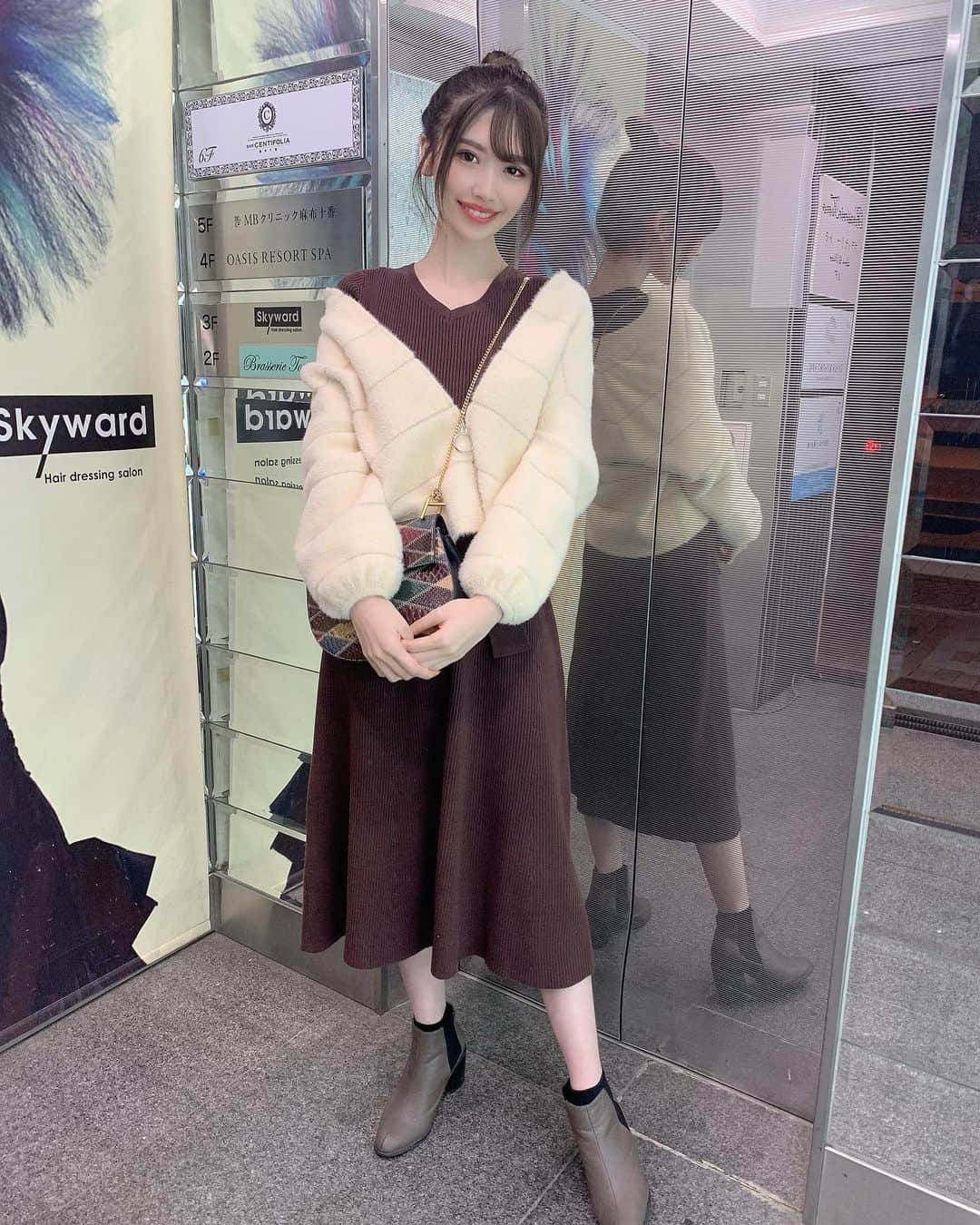 SHINTANITOUKOのインスタグラム：「この前のコーデ👗👠 秋はこうゆう緩っぽい感じに しなくなる時がおおい🍁 冬も好きだけど今の季節が1番好き！  #コーデ #code #codenate #fashion #ファッション #秋 #秋服 #秋コーデ #女子会コーデ #ゆるコーデ #おだんごヘア #長身女子 #秋色 #レースクイーン #rq #ナチュラルメイク」